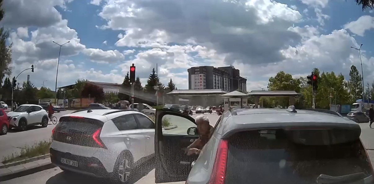 Yeşil ışıkta ilerlemeyen s&uuml;r&uuml;c&uuml; trafiği kilitledi
