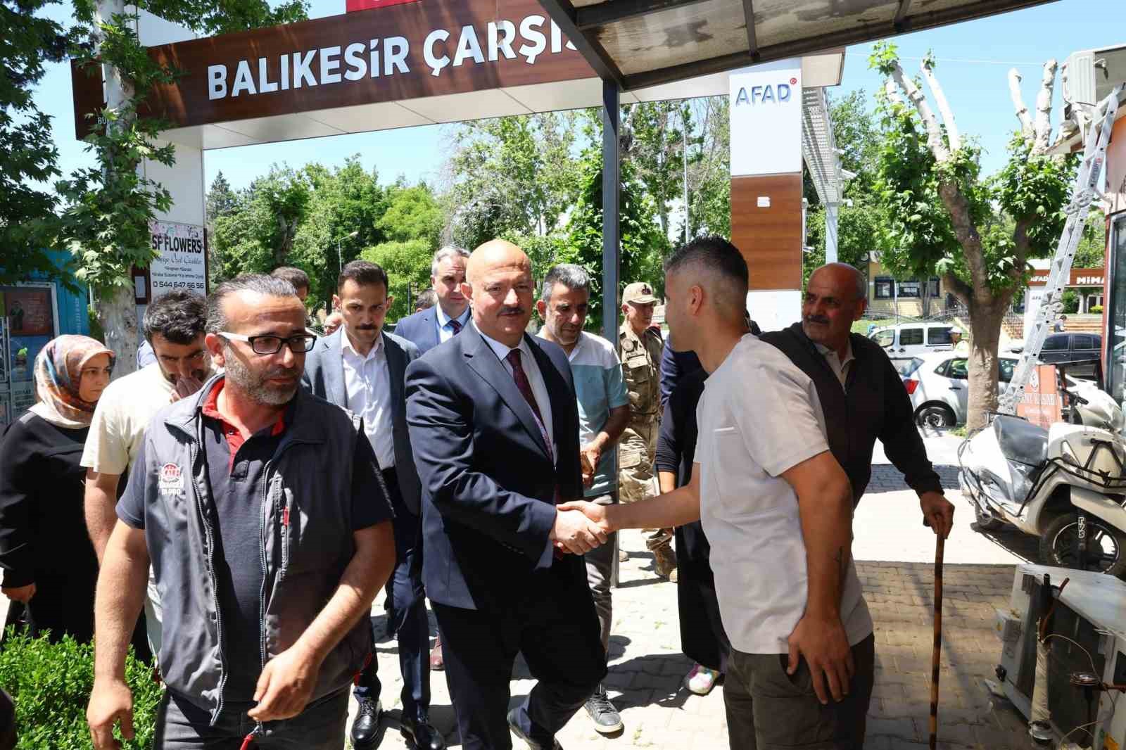 Vali Küçük, Balıkesir Çarşısı’nda esnaf ve vatandaşlarla buluştu