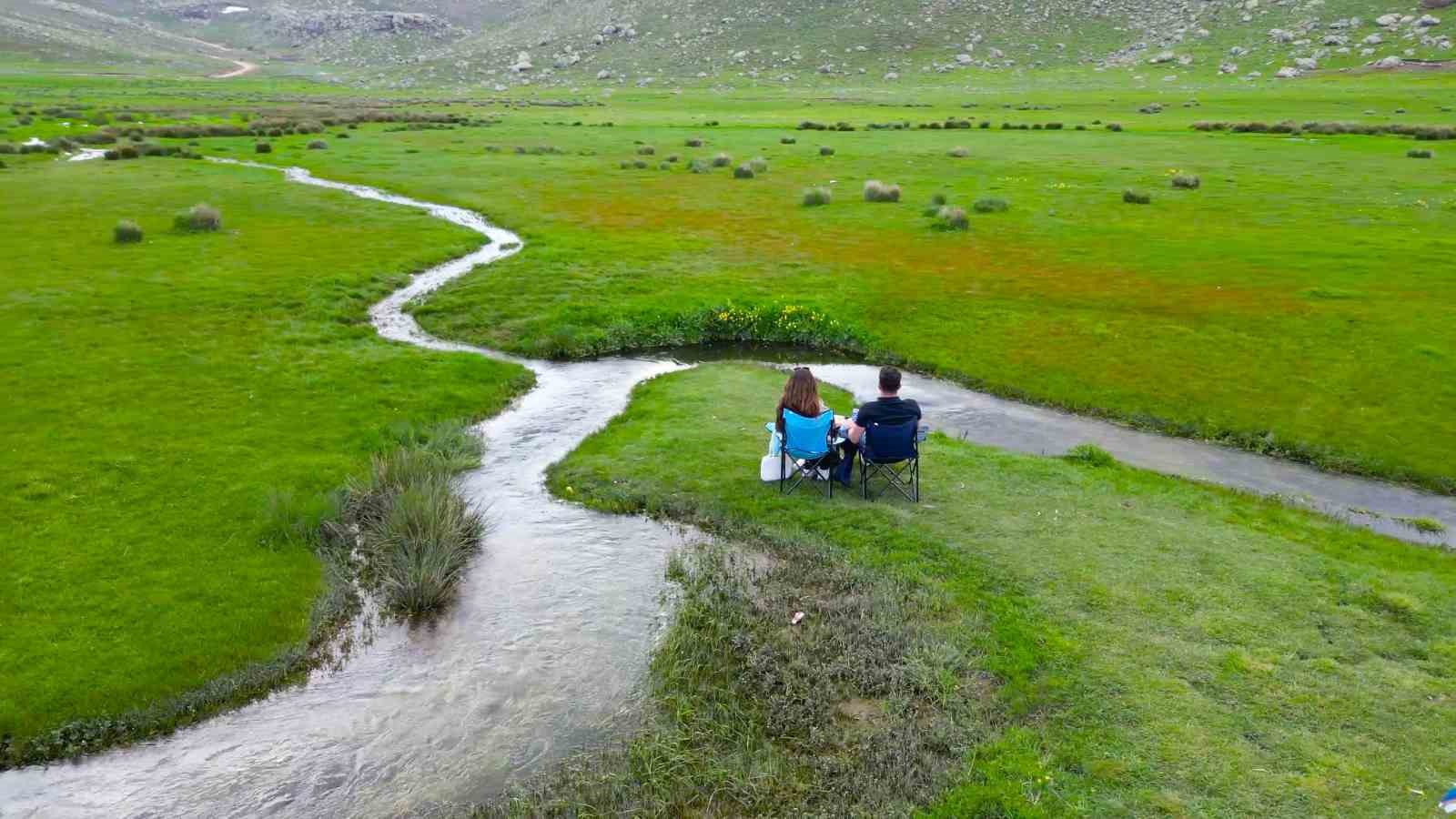 Niğde’de yağışlarla canlanan Ketençimen Yaylası doğaseverlerin gözdesi oldu
