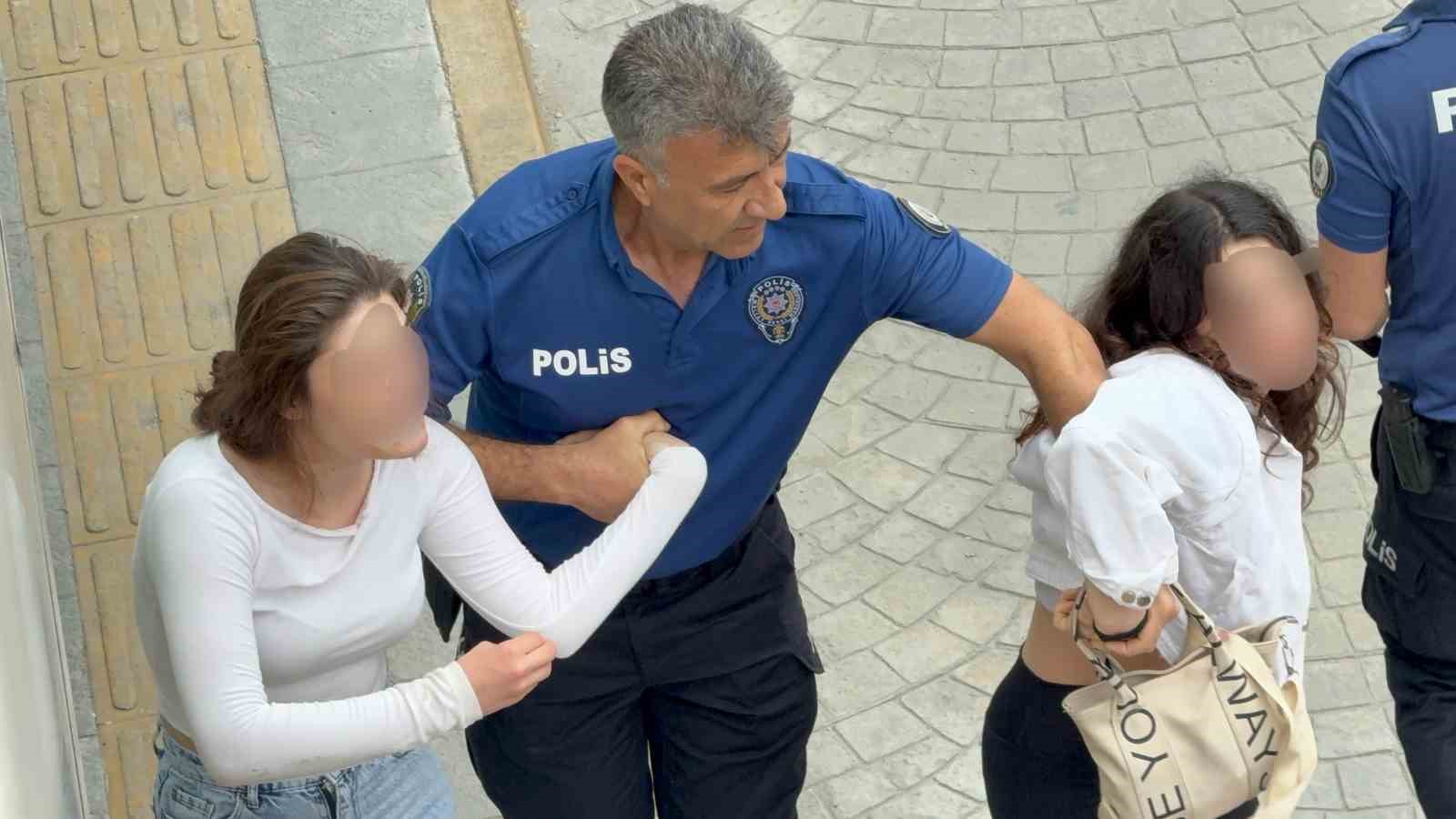 Adliyede g&ouml;r&uuml;len dava sonrası ortalık karıştı: 8 kadın g&ouml;zaltına alındı
