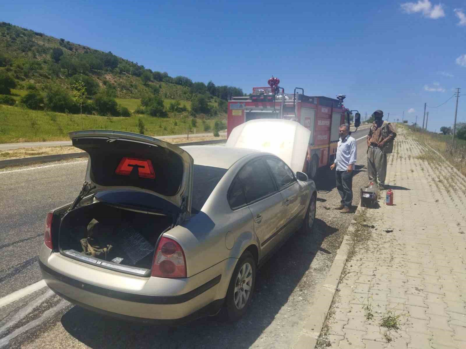 Seyir halindeki otomobil alev aldı