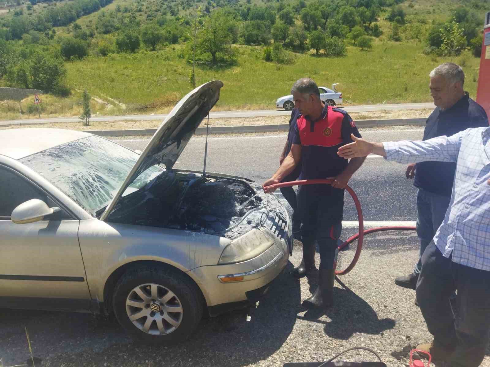Seyir halindeki otomobil alev aldı
