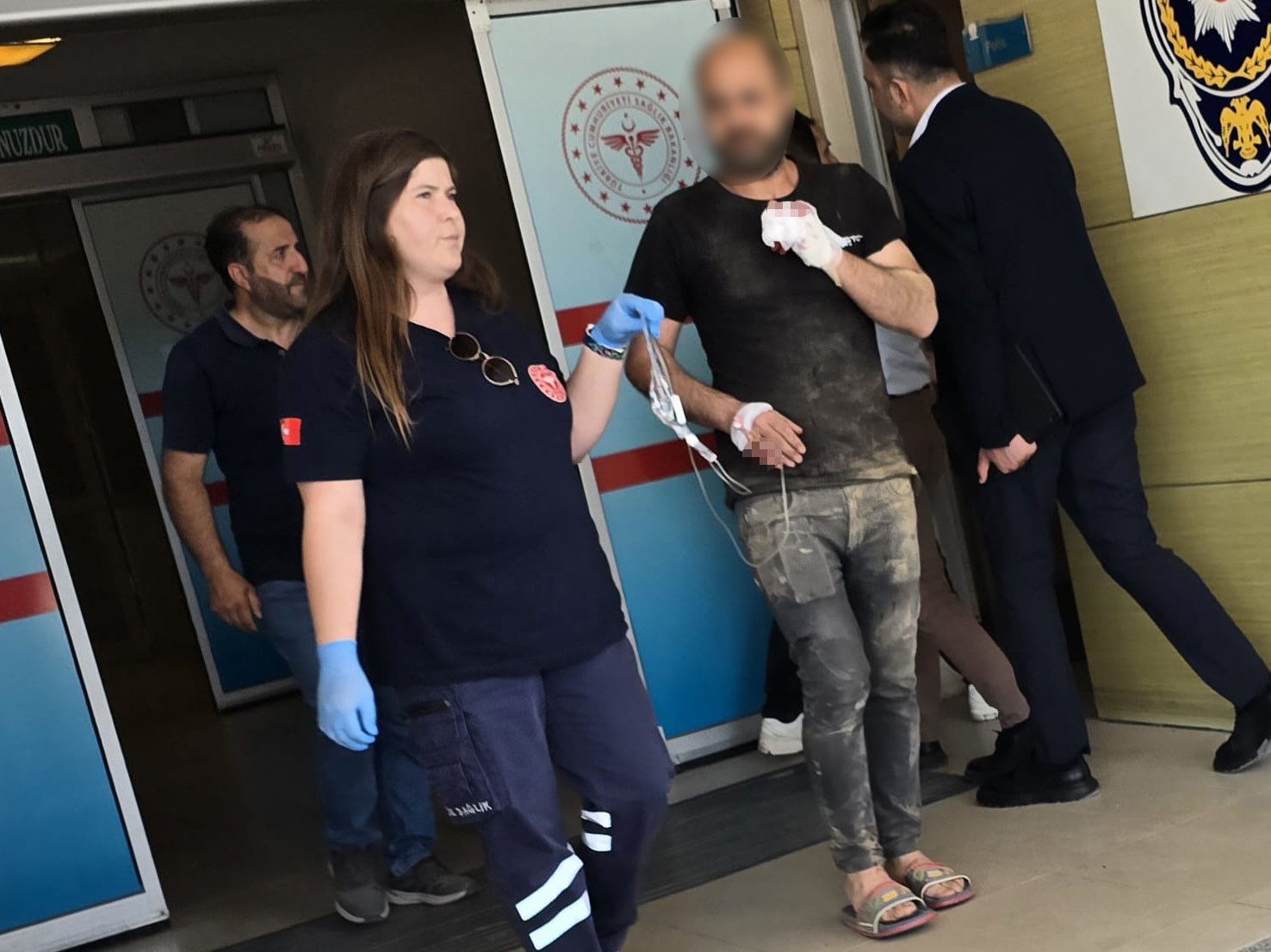 Makineye kaptırdığı parmağı koptu
