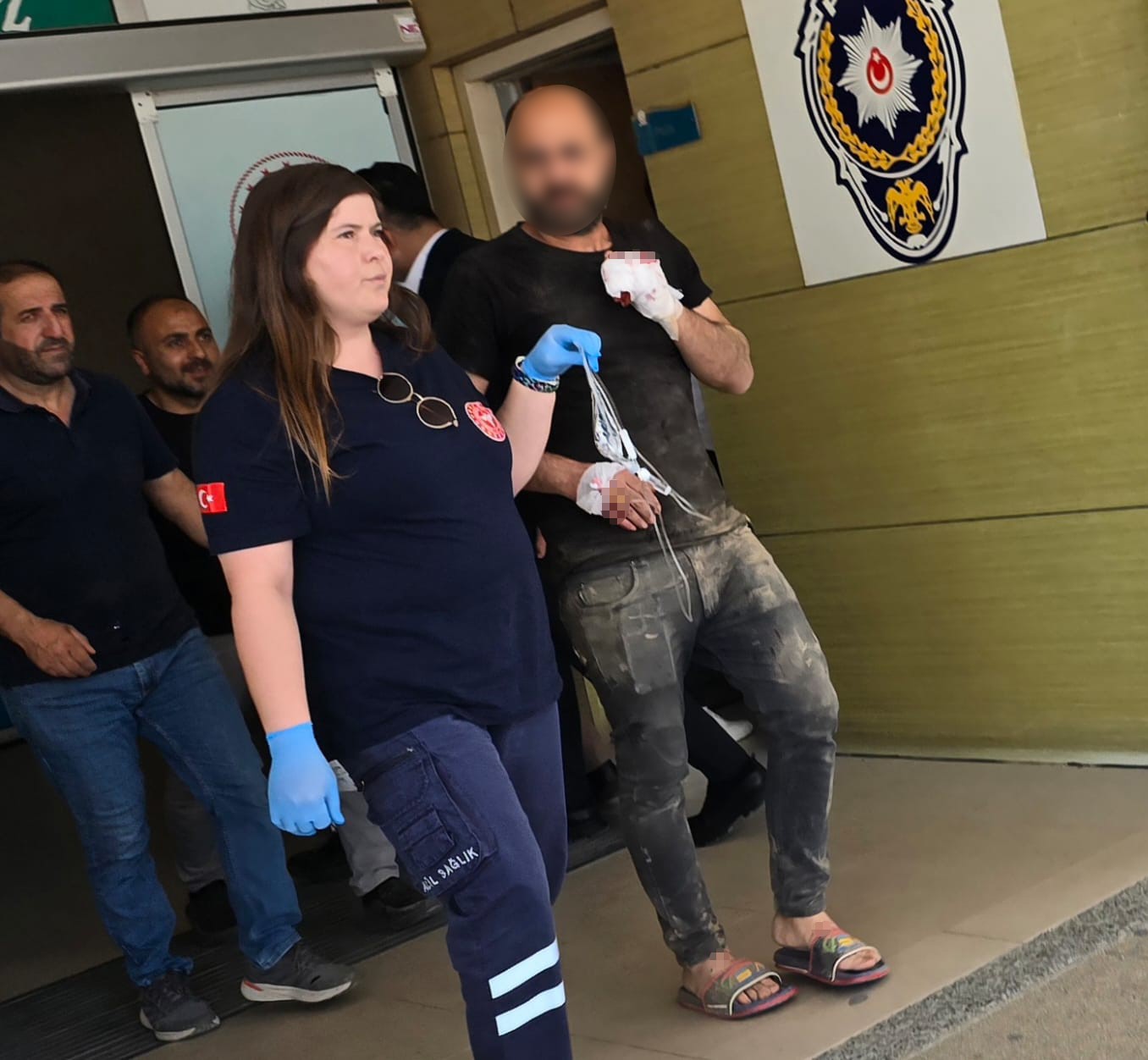 Makineye kaptırdığı parmağı koptu