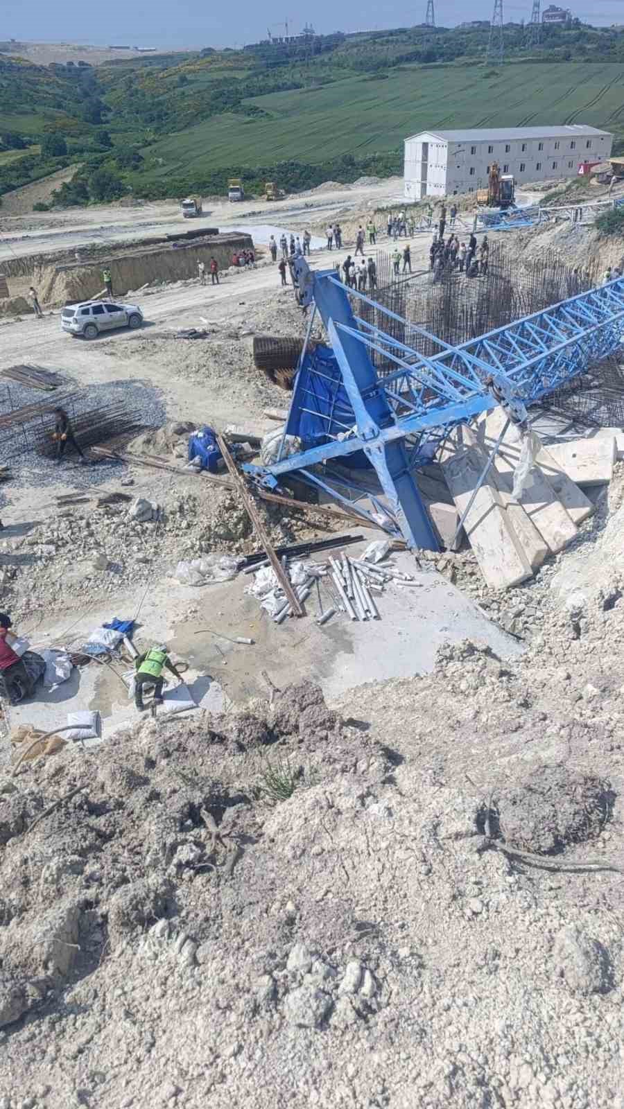 Arnavutköy’de bir inşaat sahasında vinç devrildi: 2 ağır yaralı