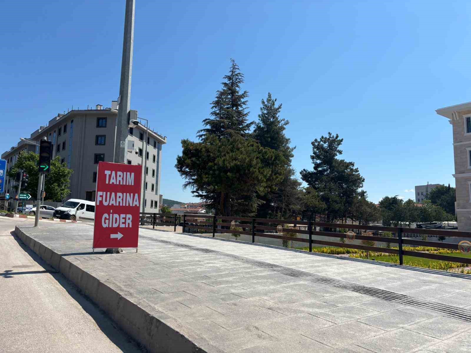 Bilecik’te trafik ışıklarına asılan reklamlar tepkilere neden oldu