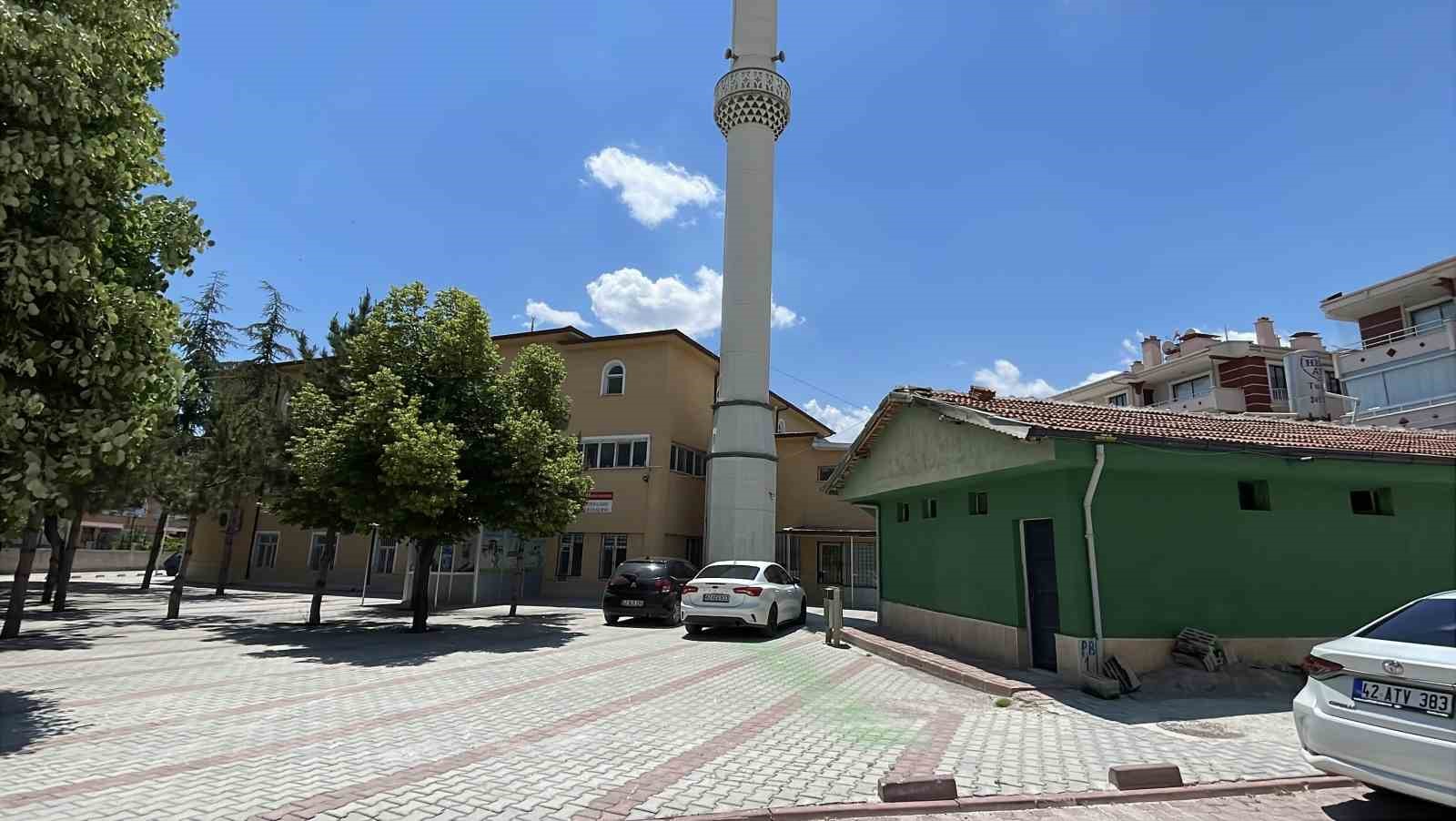 Bunlar da süslü hırsız; önce süslendiler sonra çaldılar