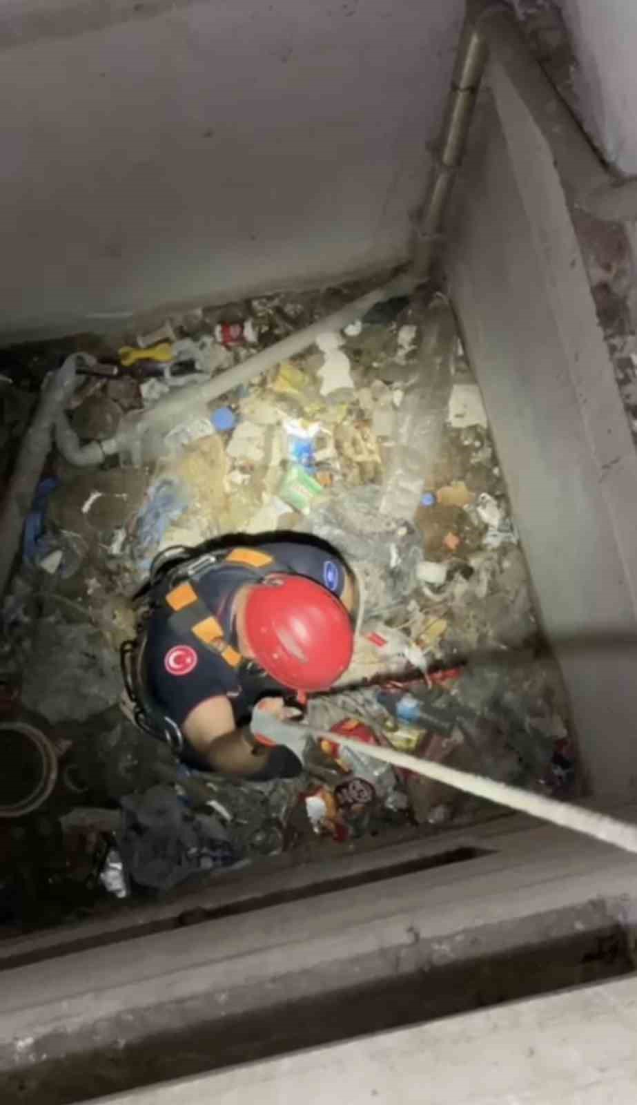 Apartman boşluğuna düşen yavru martı ekiplerce kurtarıldı