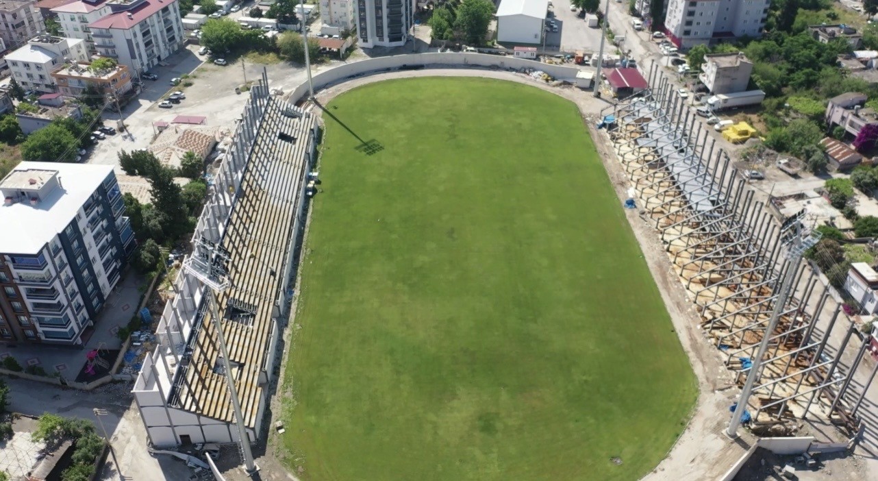 Depremde hasar alan 7 Ocak Stadyumu, yeniden y&uuml;kseliyor
