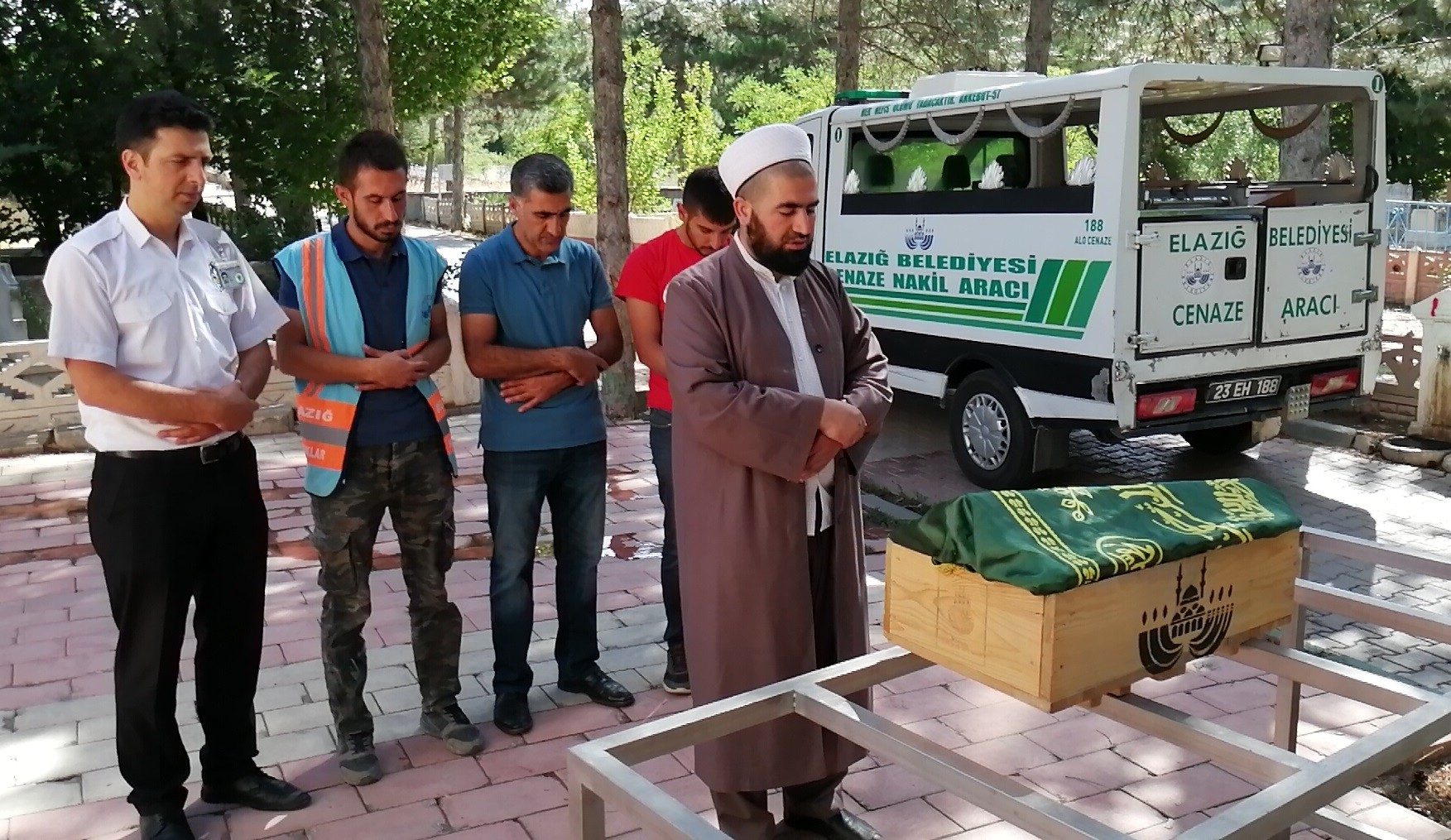 Annesinin çöpe attığı bebek kimsesizler mezarlığına defnedildi