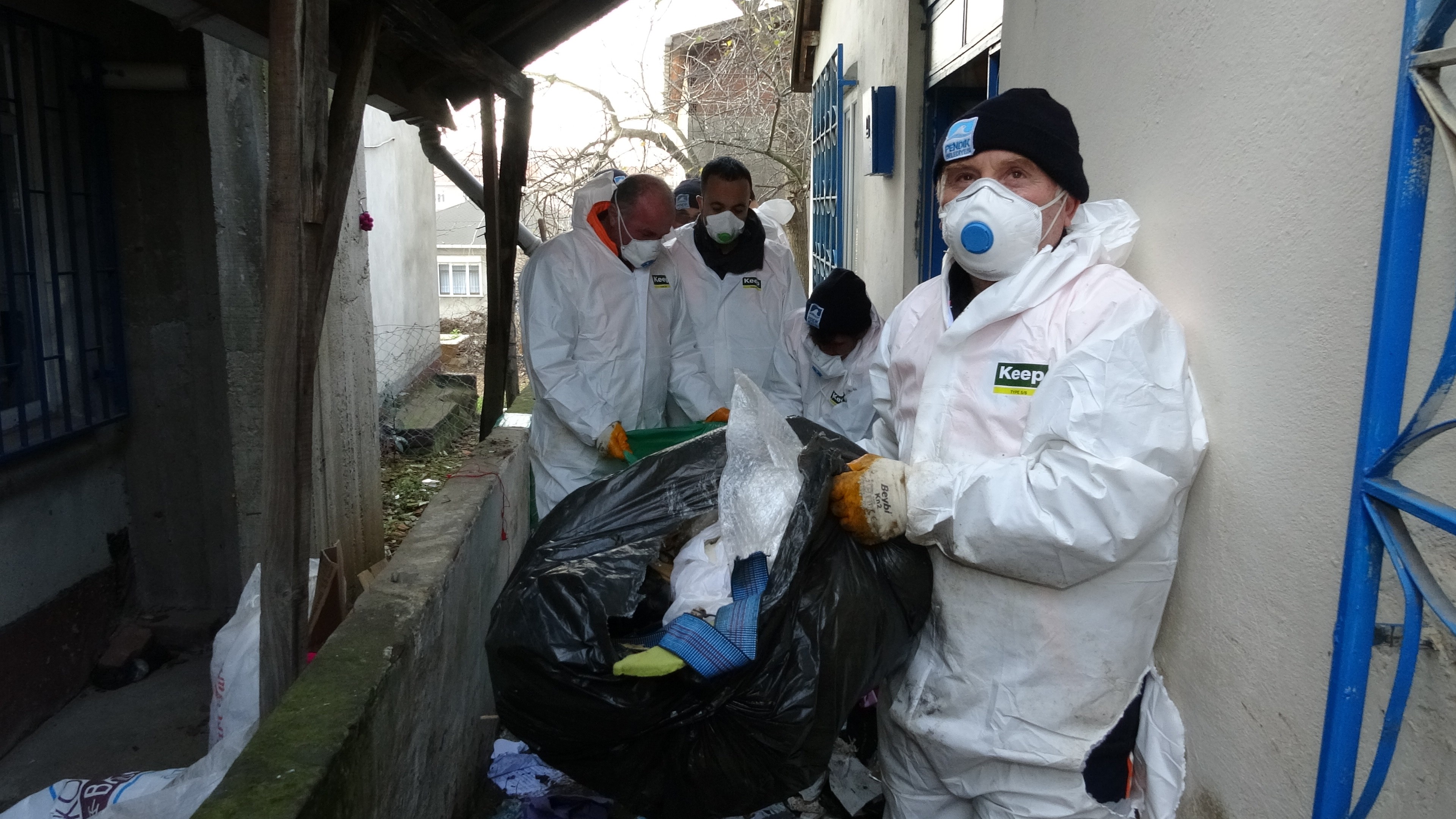 Pendik’te bir evden yaklaşık 20 ton çöp çıkarıldı