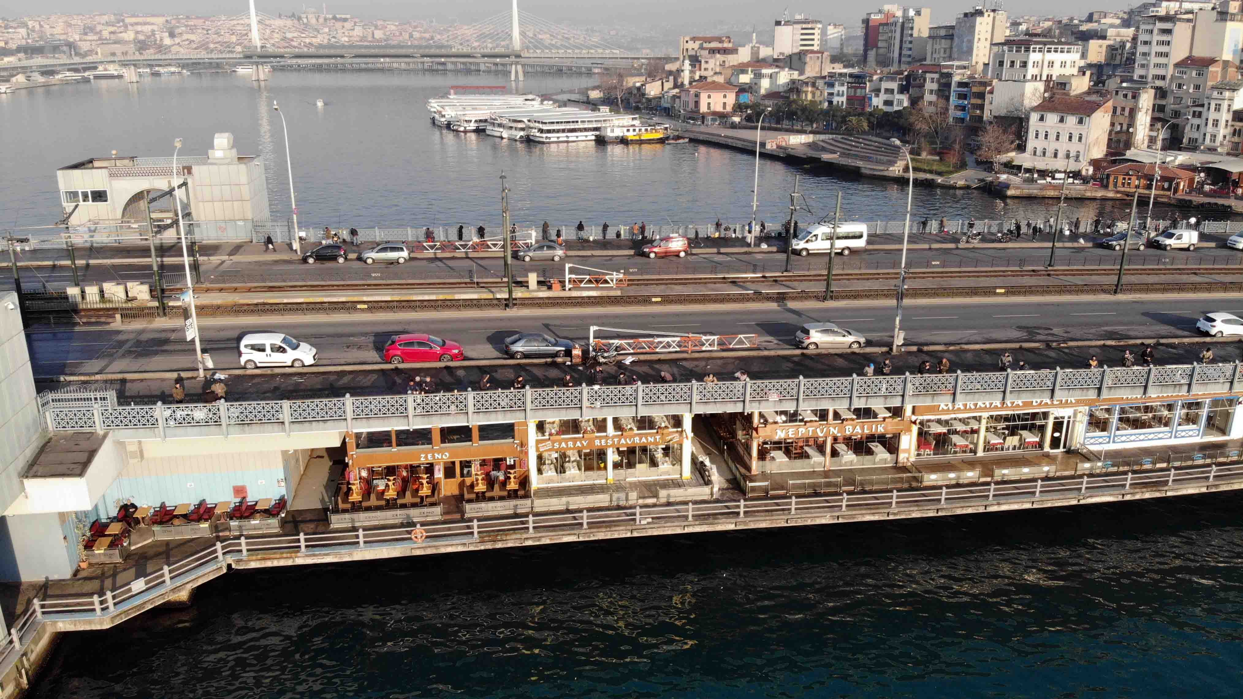 Olta balıkçıları korona virüse rağmen Tarihi Galata Köprüsü’nde