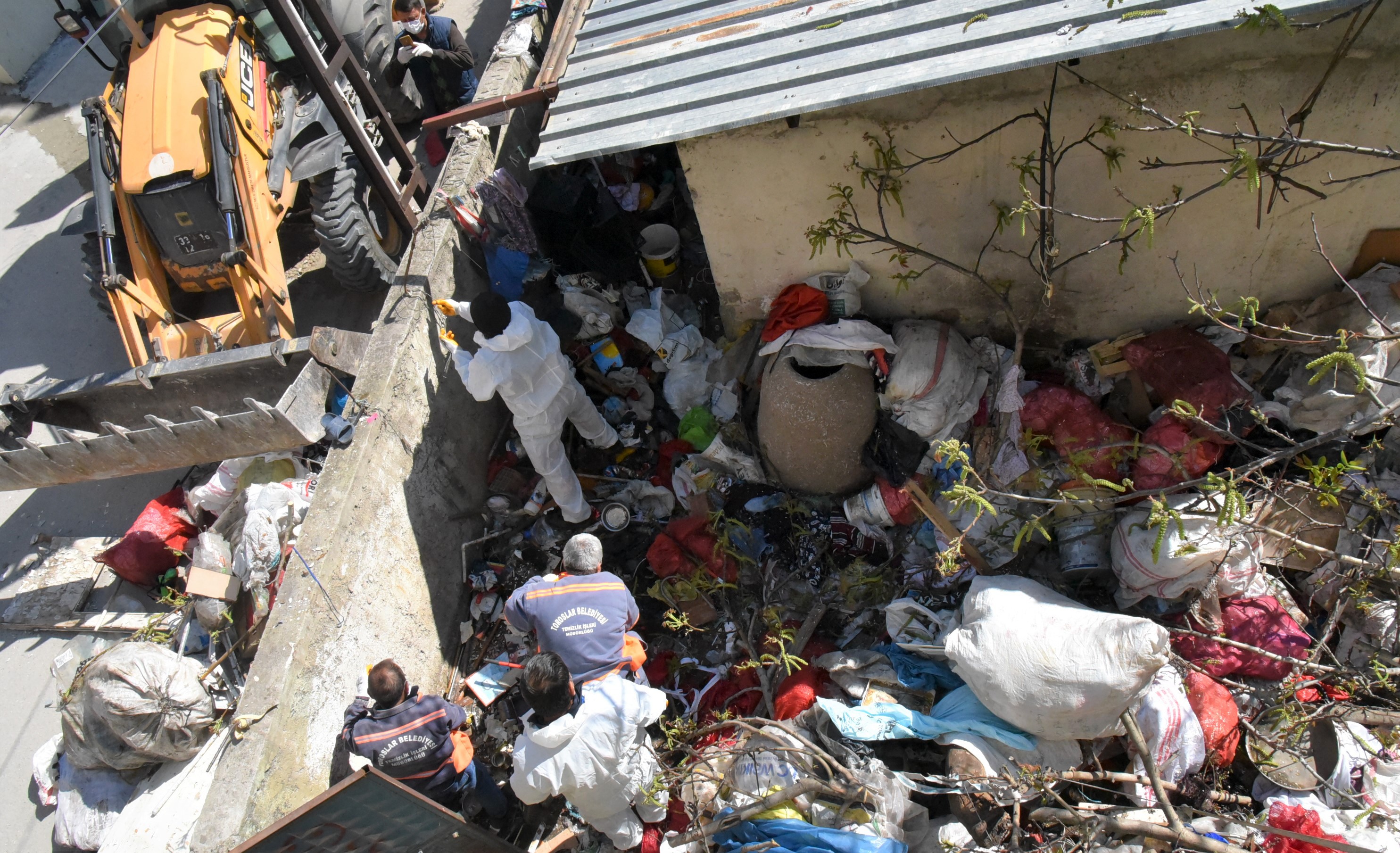 Mersin�de bir evden 15 ton çöp çıktı