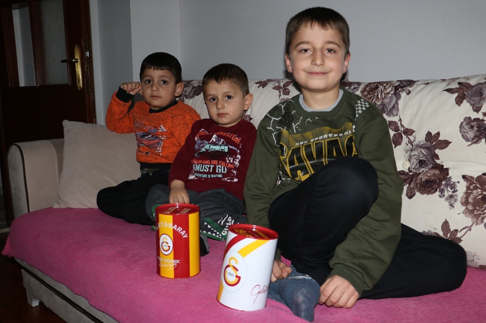 3 kardeş akülü araba için biriktirdikleri parayı bağışladı 3 kardeş akülü araba için biriktirdikleri parayı bağışladı