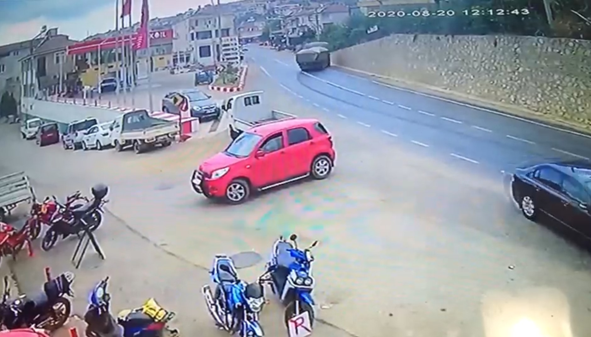 Alçı yüklü kamyon duvara çarptı o anlar kameralara yansıdı