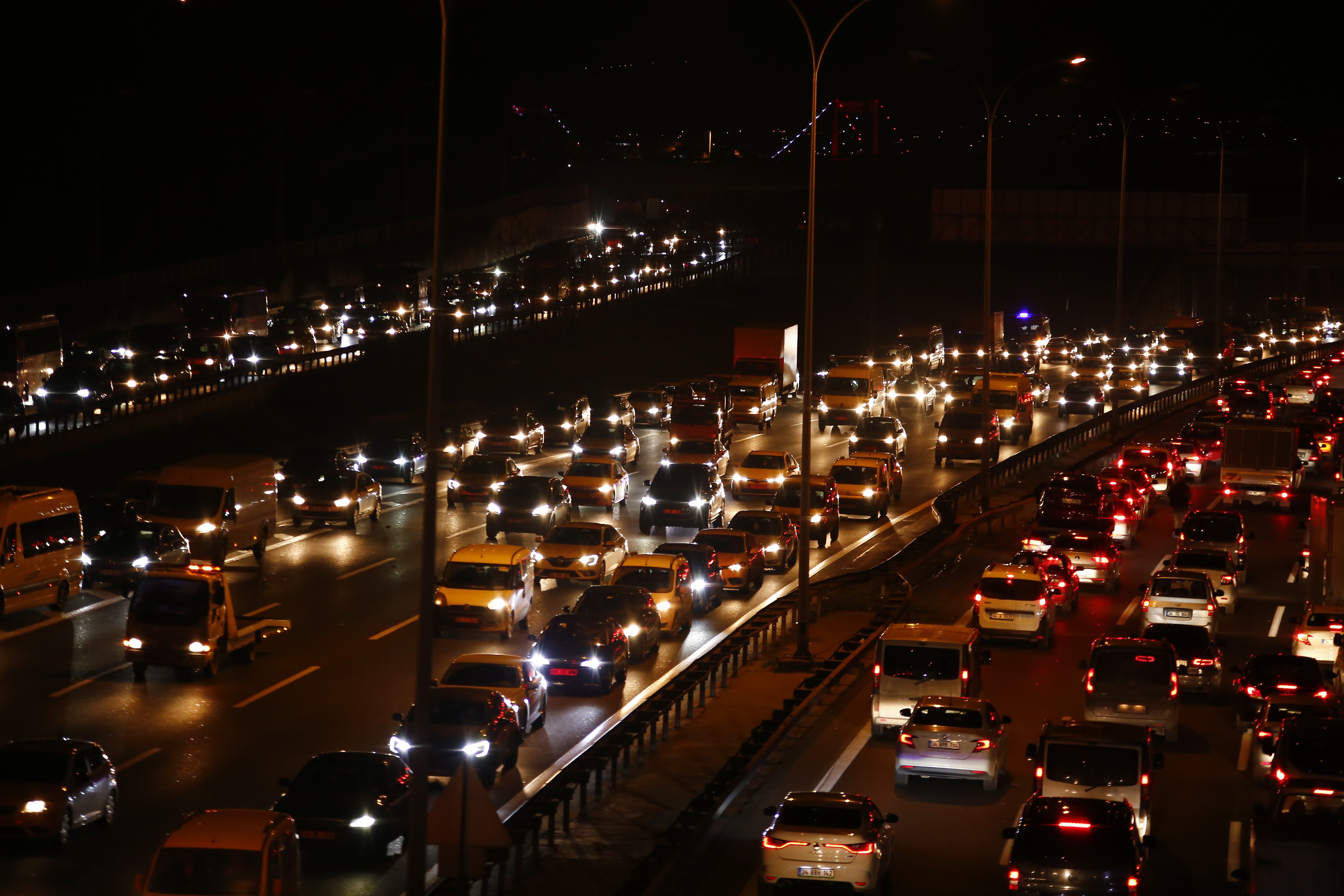 İstanbul'da kısıtlama öncesi trafik kilitlendi - Resim : 1