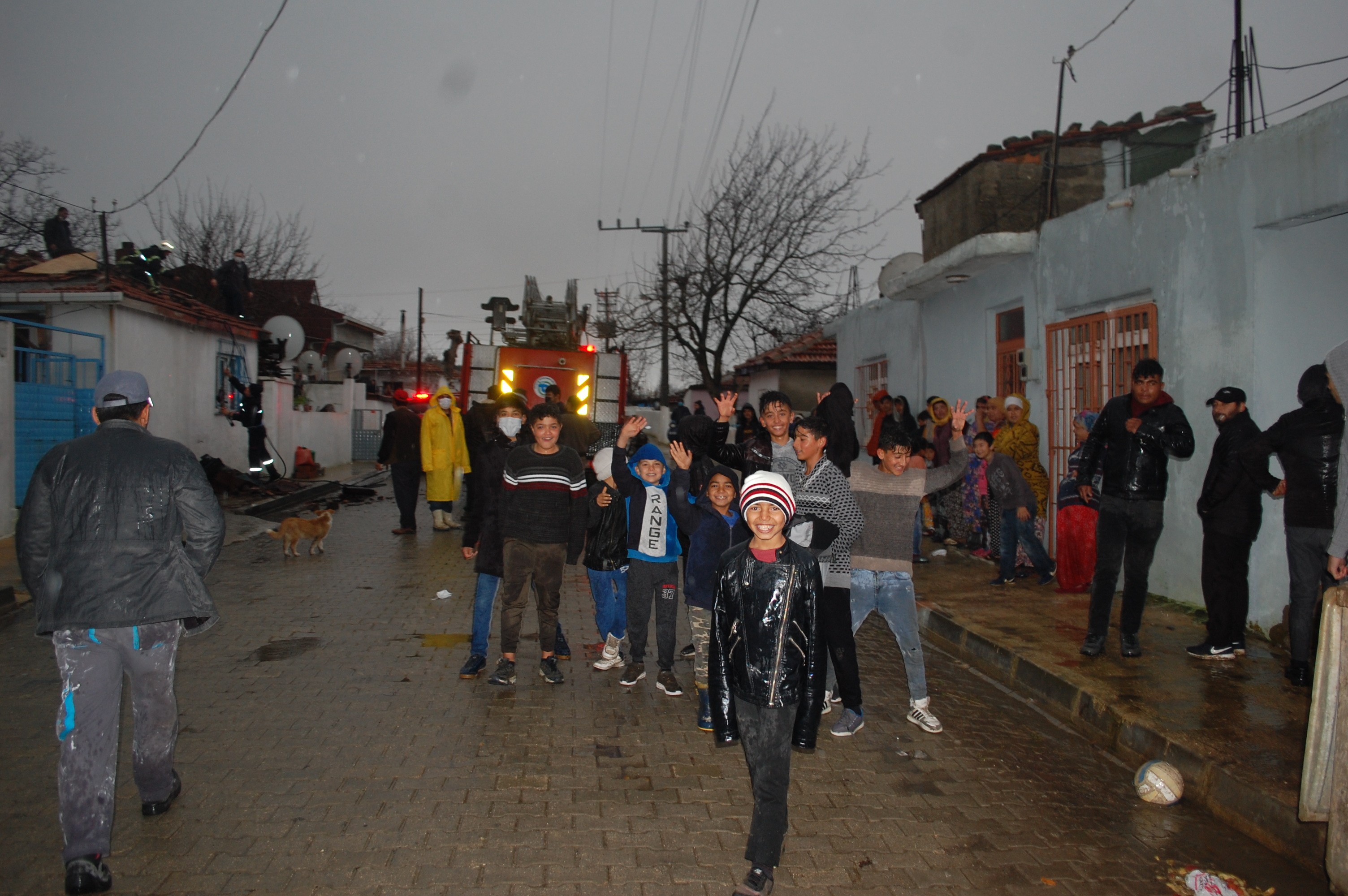 Mahalleli sokağa döküldü, evlerinin yanışına hüngür hüngür ağladılar