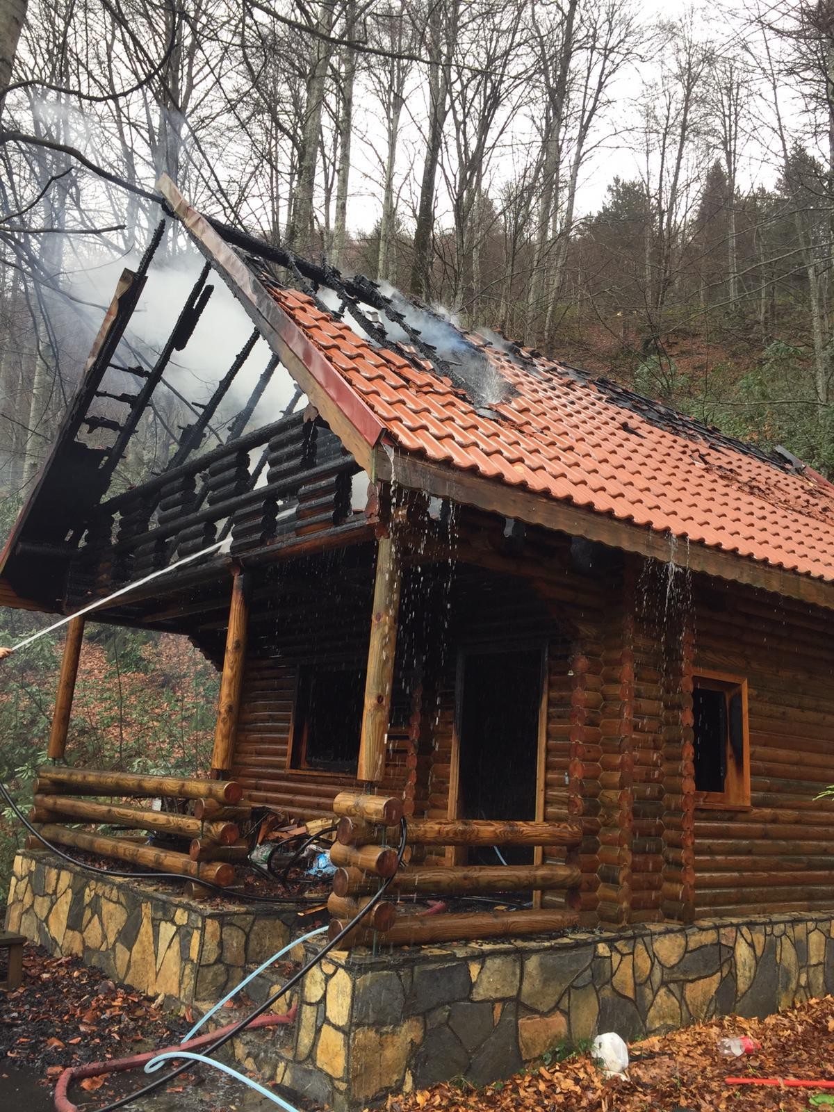 Turizm parkındaki bungalov ev alev alev yandı