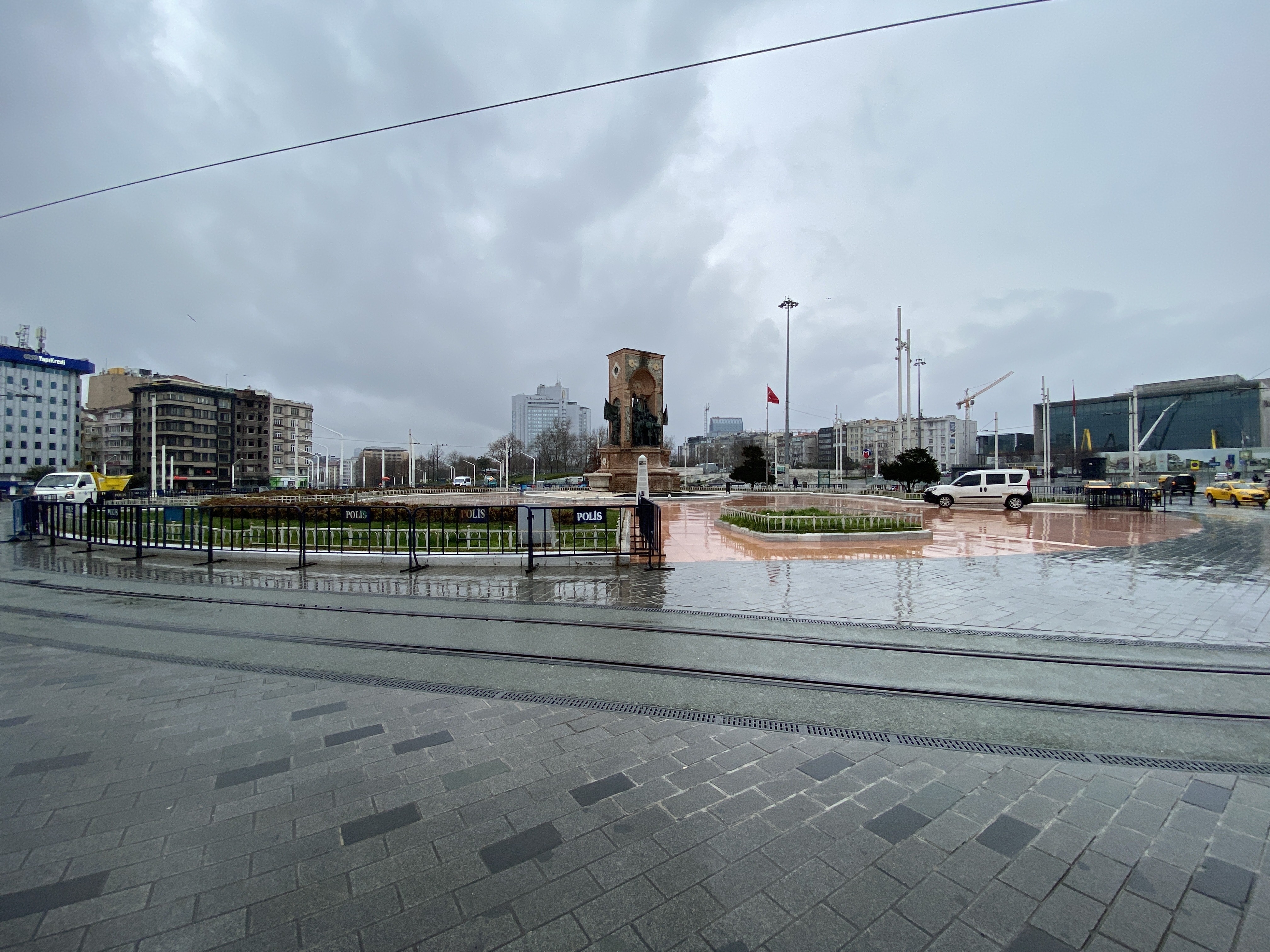 Sokağa çıkma kısıtlamasında yollar ve meydanlar boş kaldı