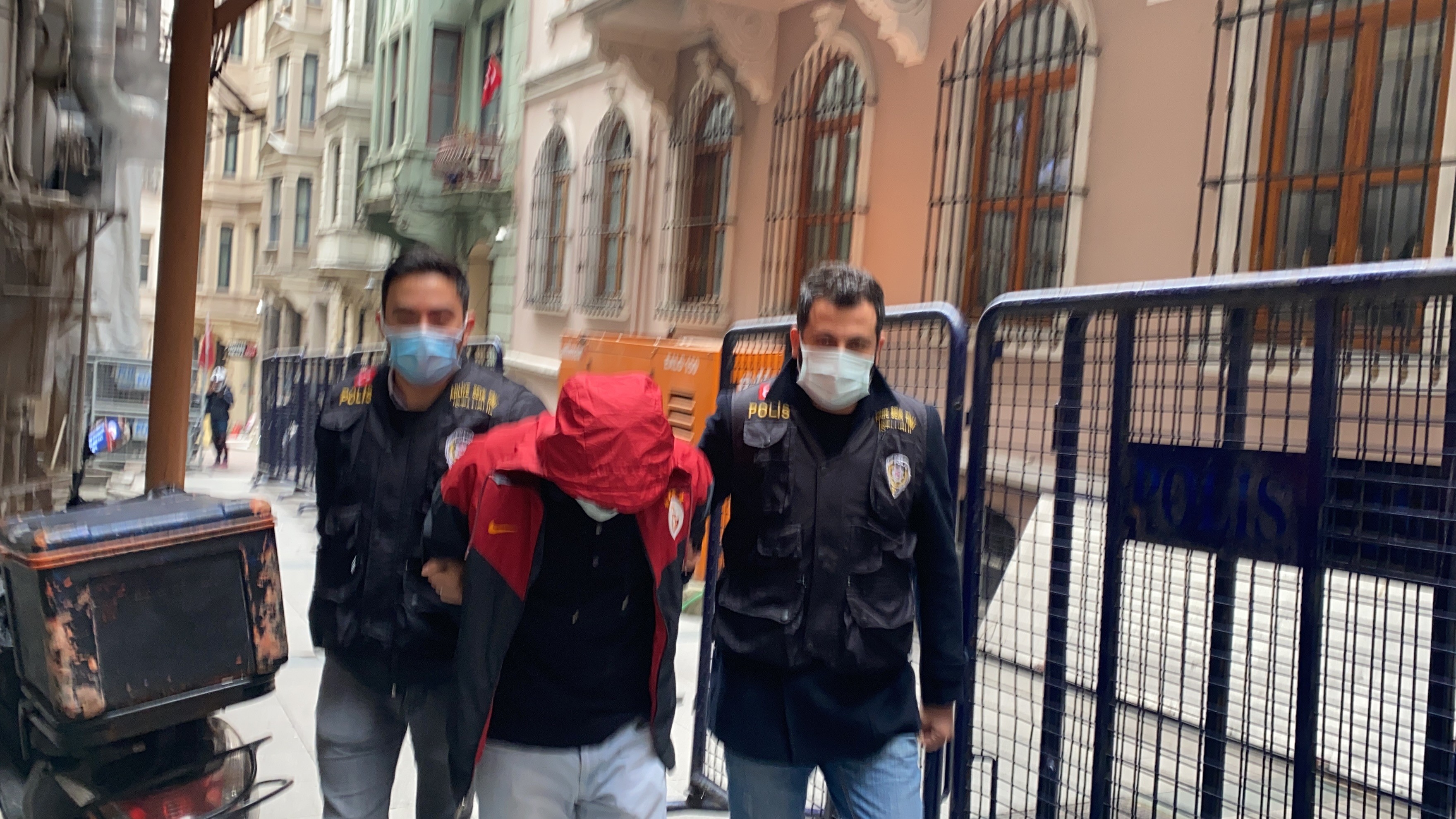 �stanbul'da ��r�mcek adam� gibi binaya t�rmanan h�rs�z tutukland�