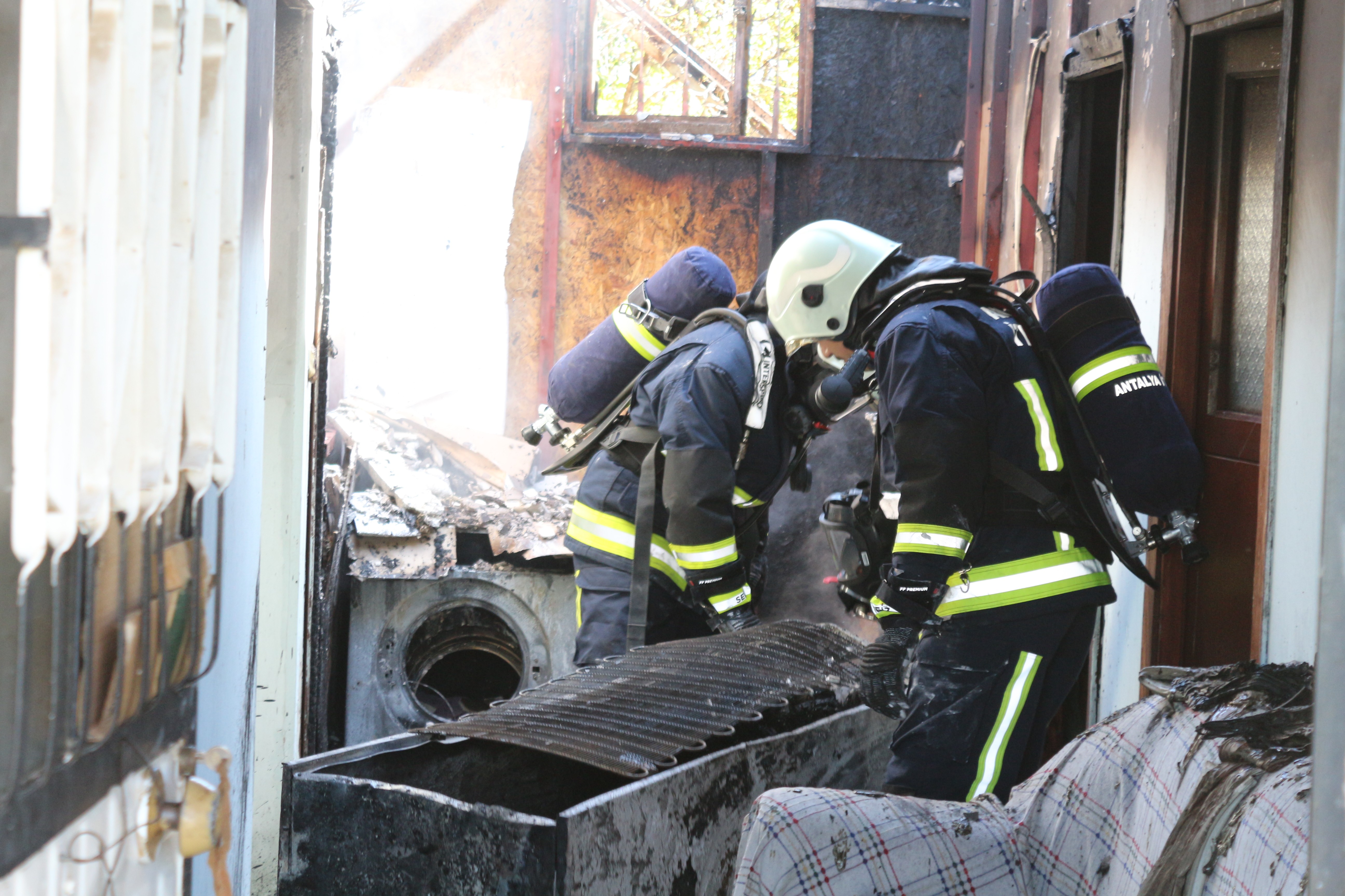 �ama��r makinesinden ��kan yang�n, evi k�le d�nd�rd�