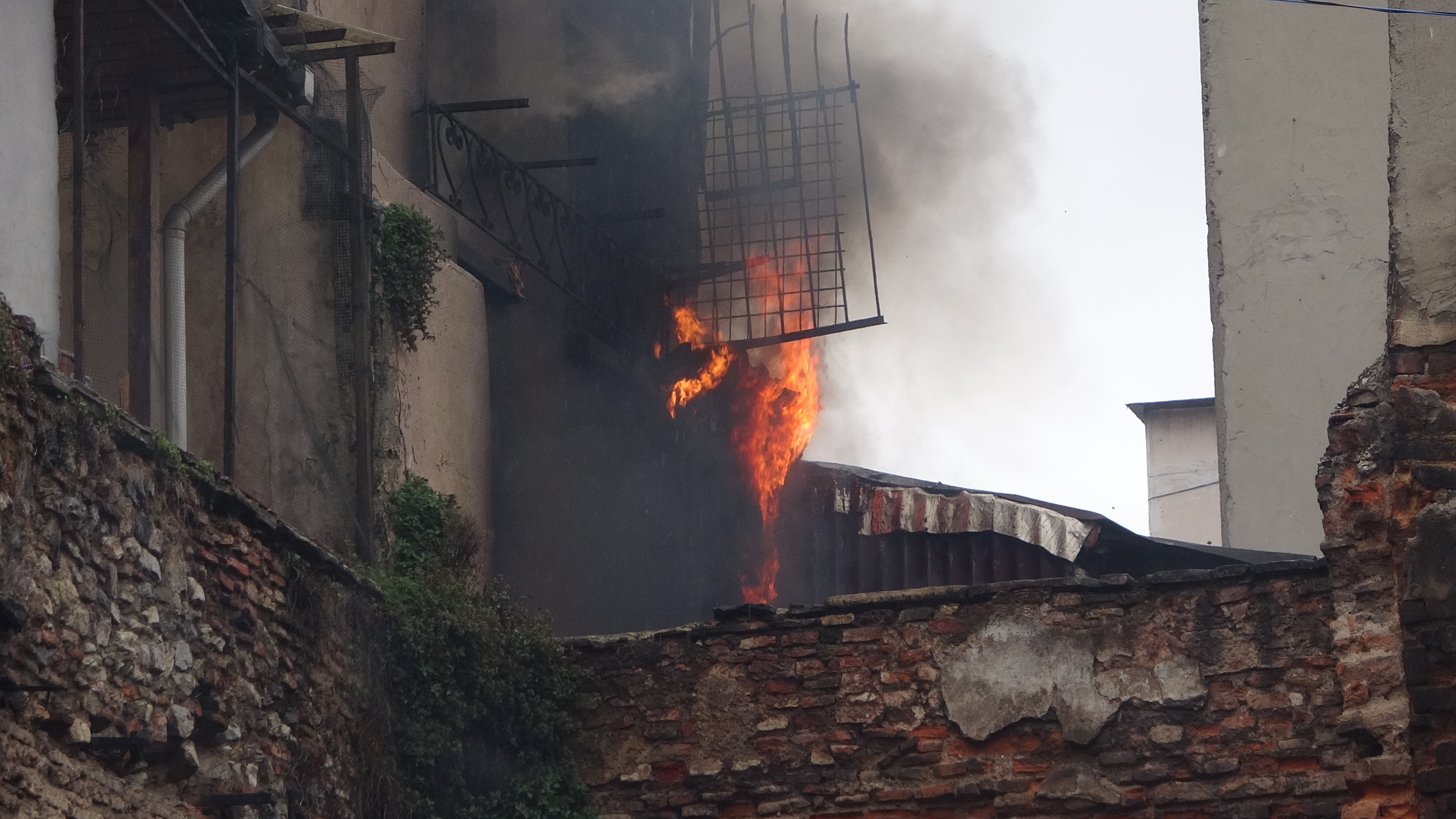 Beyoğlu’nda yangın patlamaya neden oldu büyük panik yaşattı!