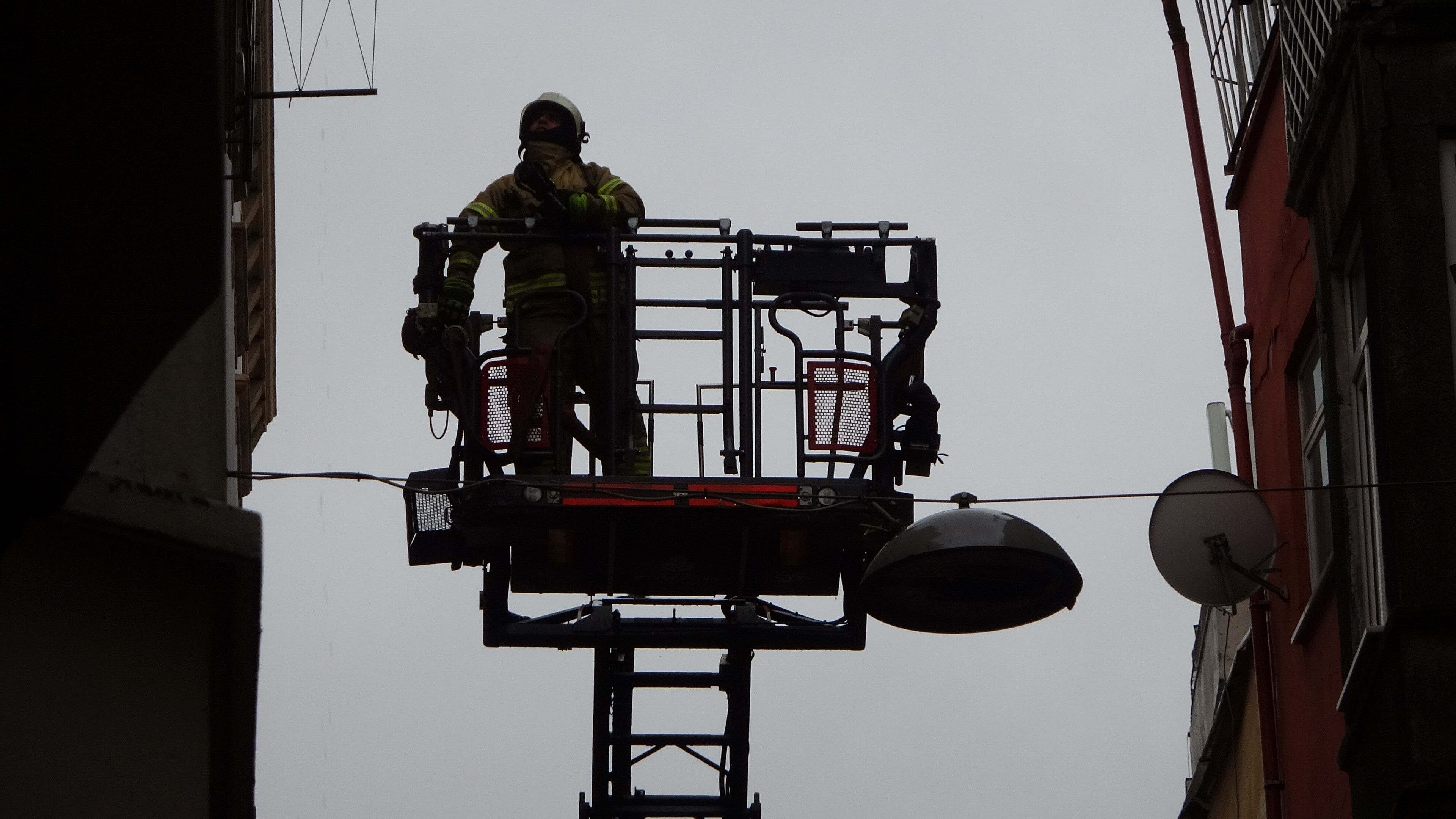 Beyoğlu’nda yangın patlamaya neden oldu büyük panik yaşattı!