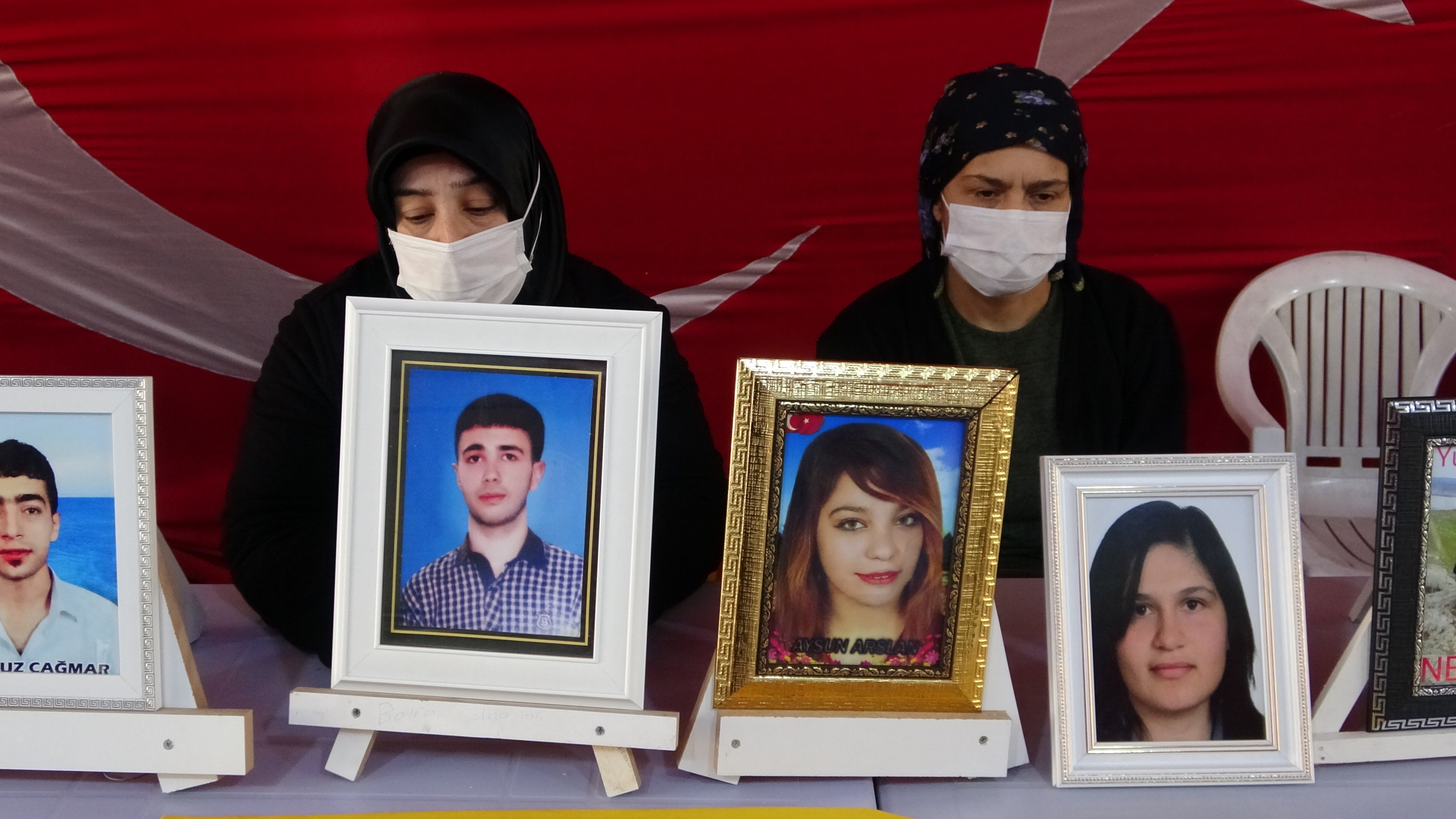 Evlat nöbetindeki annenin feryadı yürek dağladı