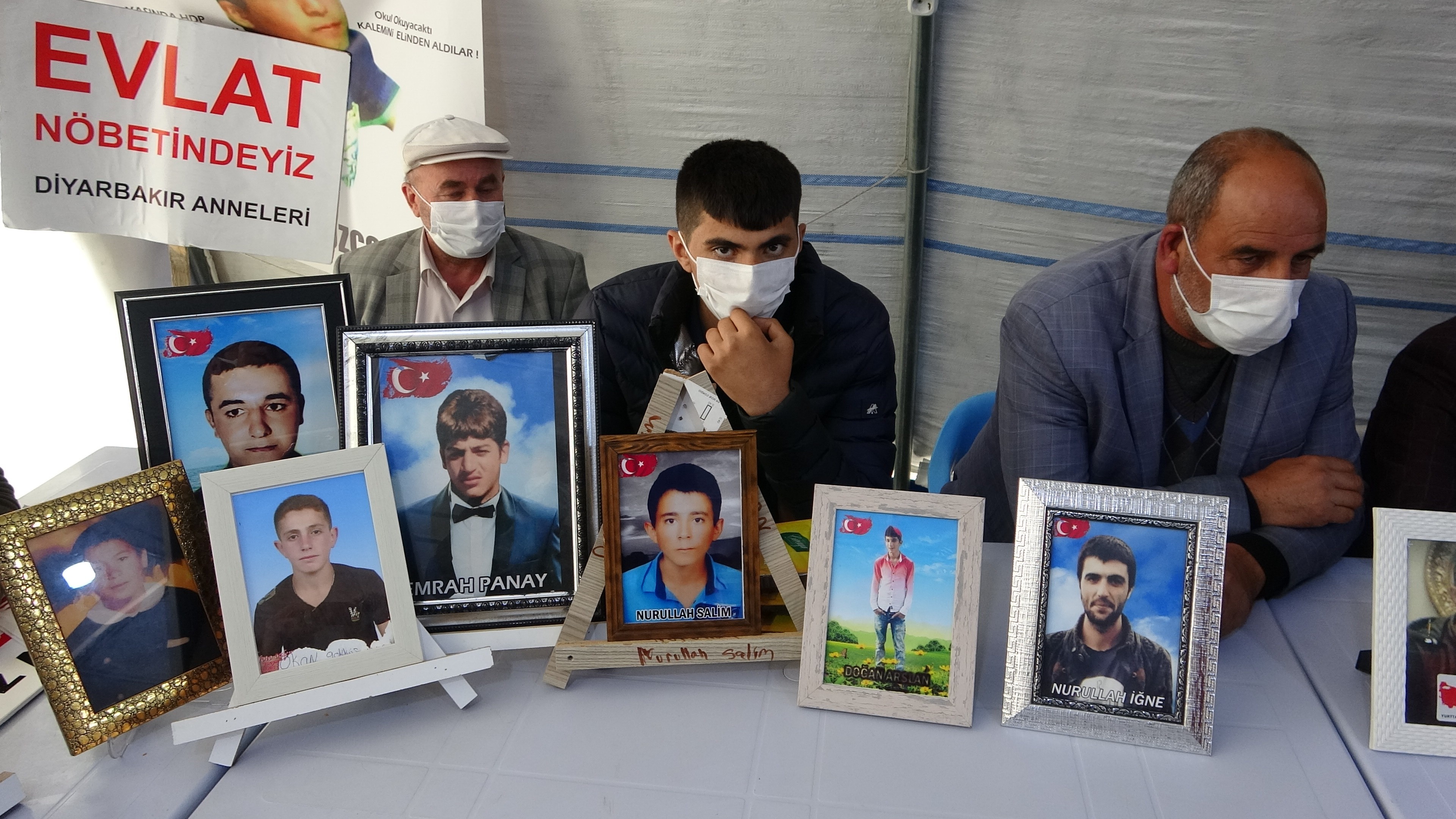 Evlat nöbetindeki babanın feryadı: 'Bizim çocuklarımızı sattılar, paralarıyla kendi çocuklarını eğlendiriyorlar'