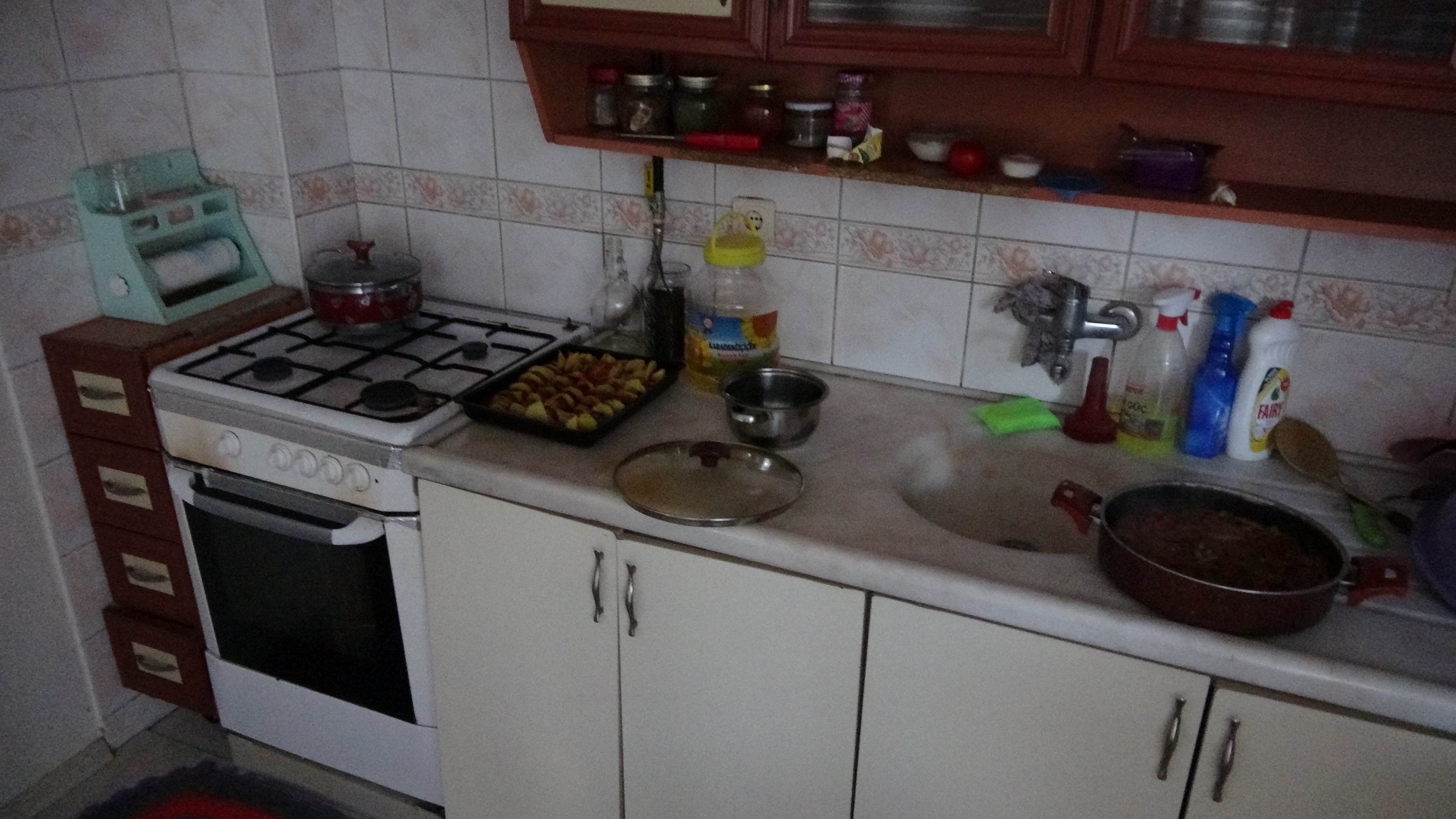 Kapısı kilitli evde ocakta unutulan yemek polisi alarma geçirdi