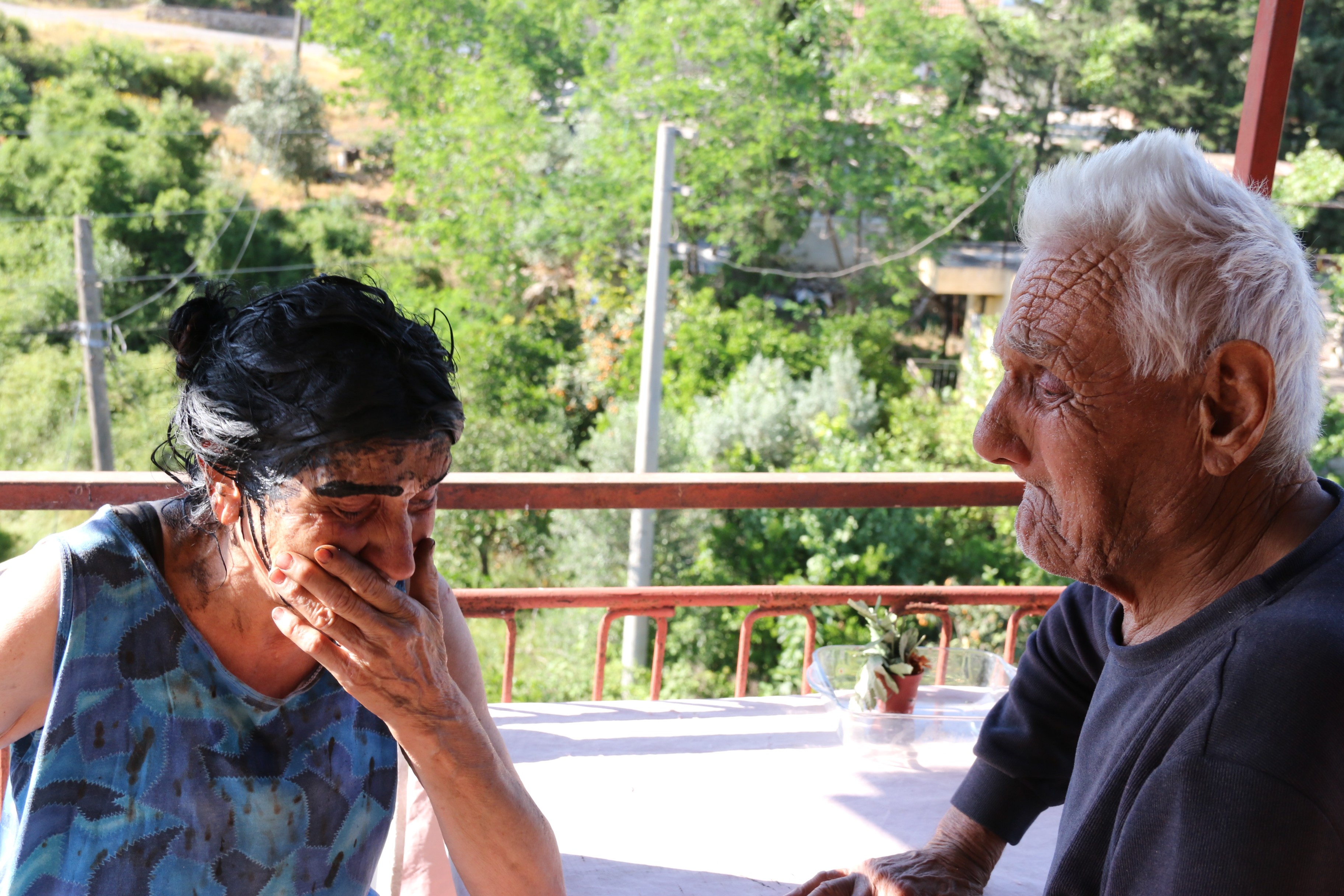 Antalya’da evleri yanan biri işitme engelli yaşlı çiftin korku dolu anları