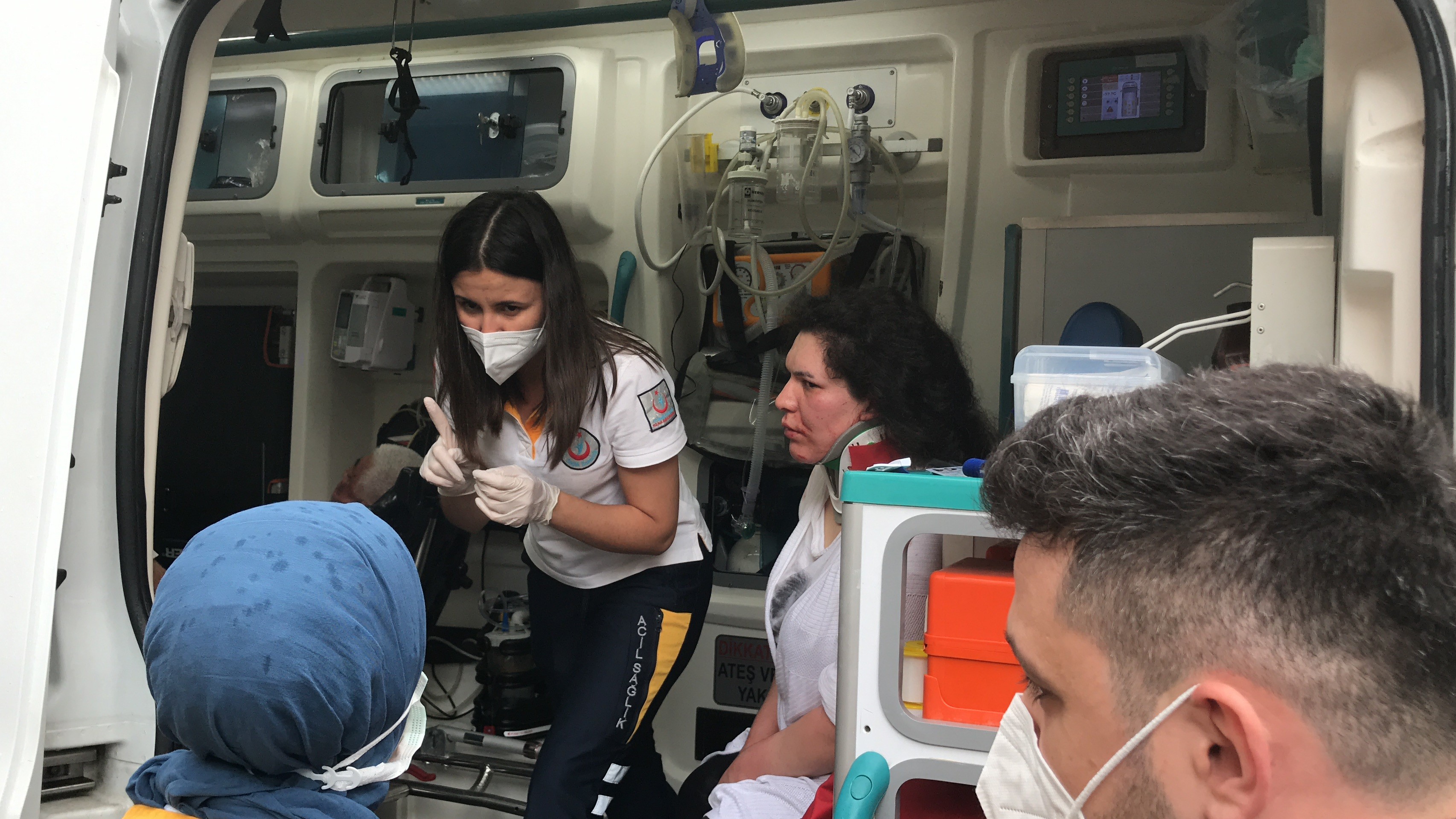 Komşular arasında satırlı bıçaklı kavga