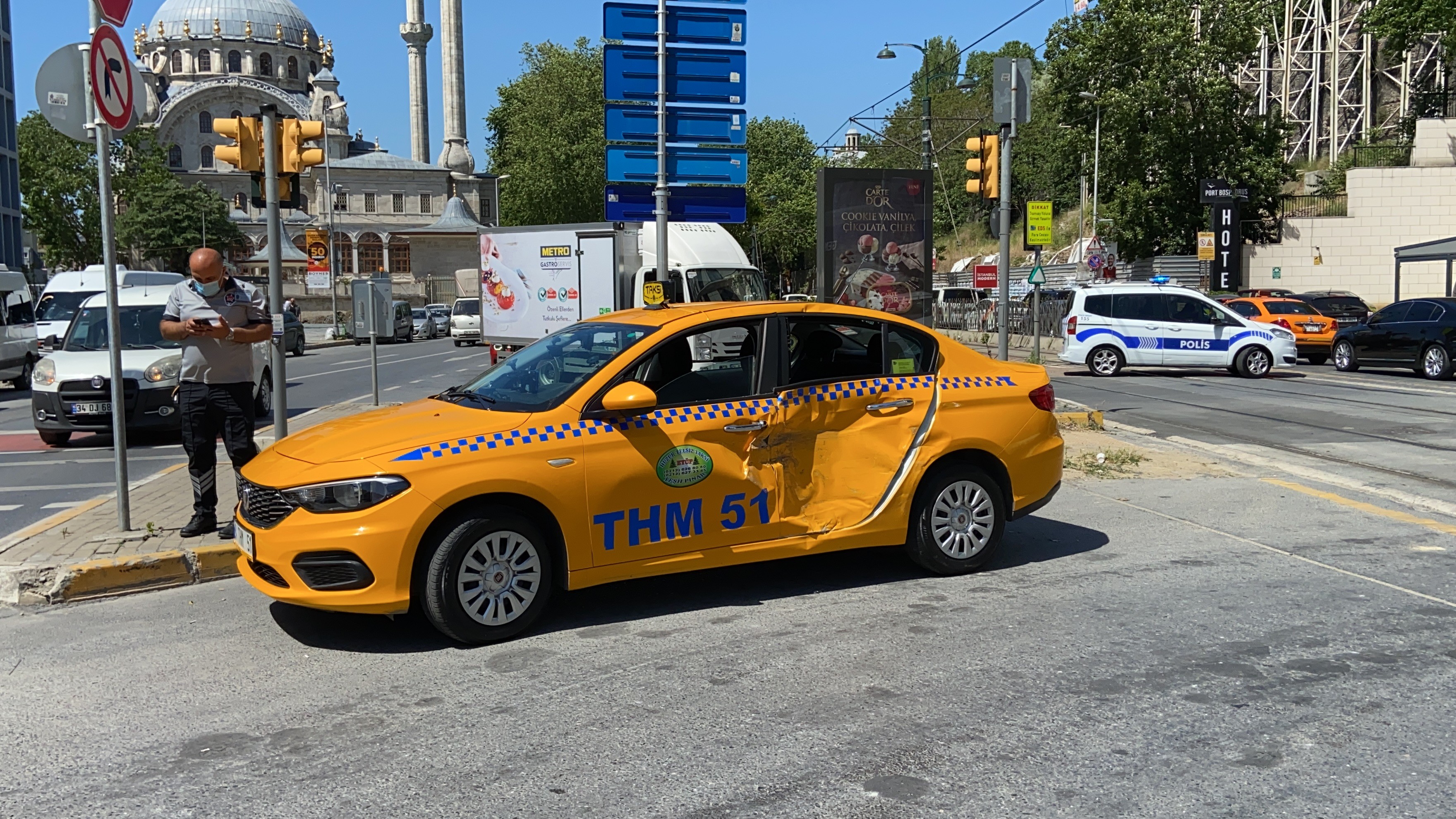 Beyoğlu'nda tramvay ile taksi çarpıştı