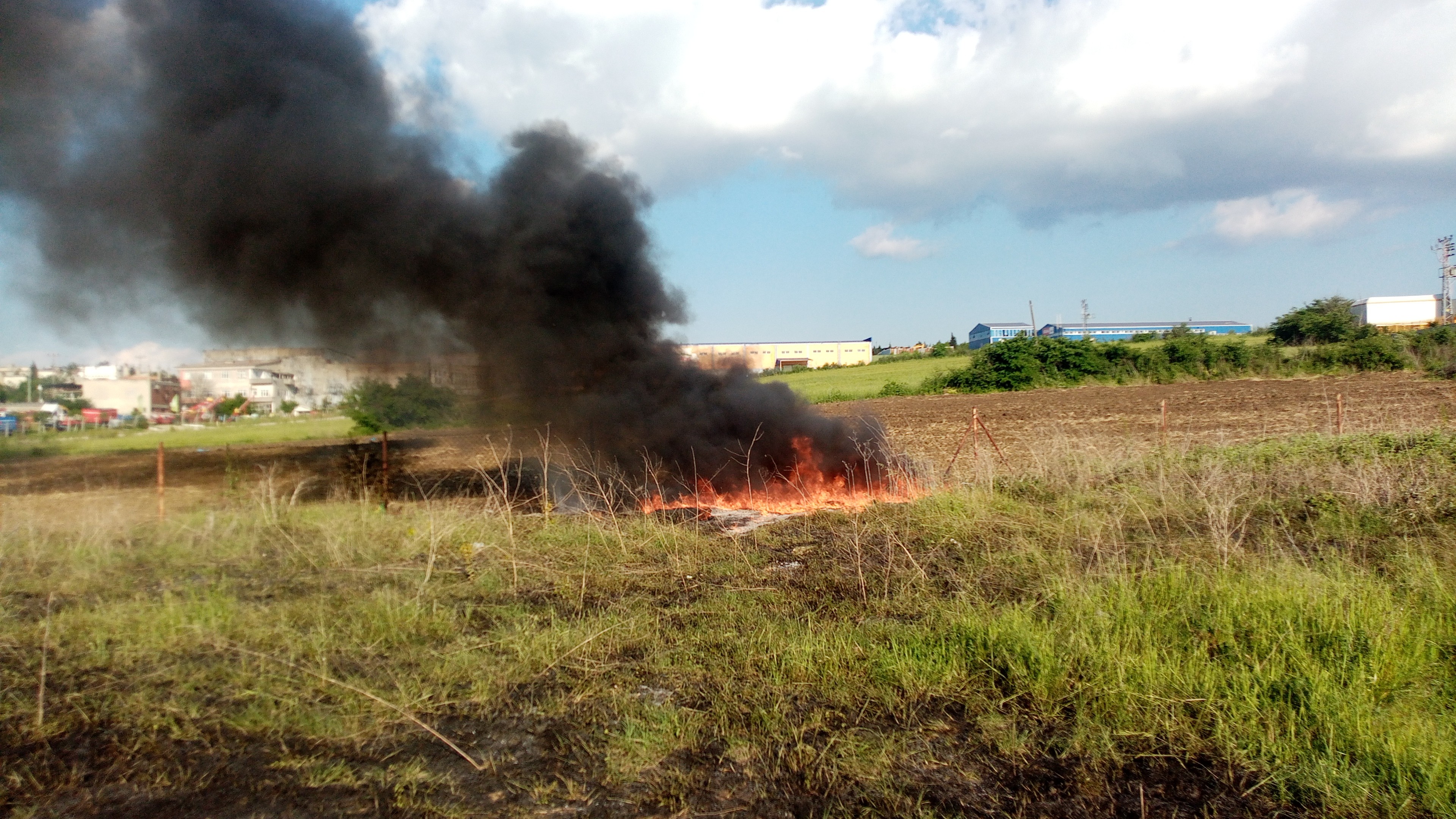 Akaryakıt istasyonu yakınlarındaki lastik ateşi korkuttu