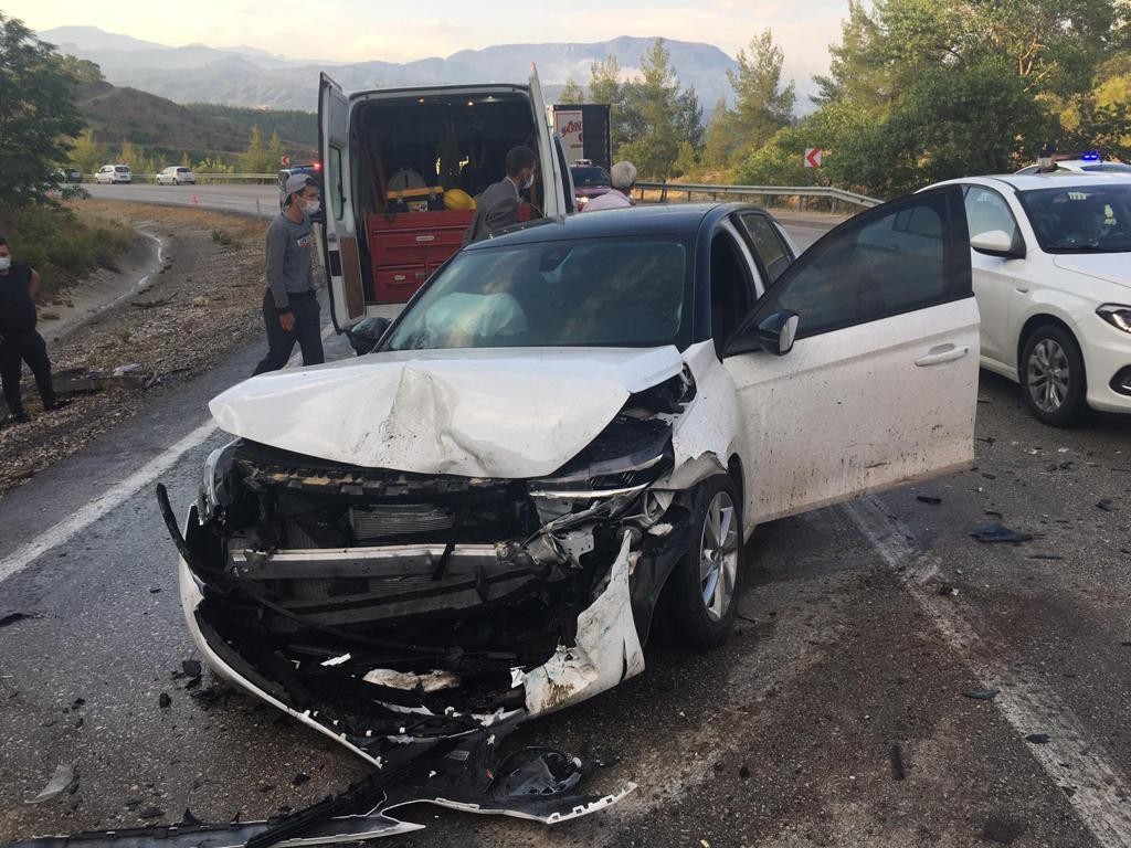 Hatalı sollama kaza getirdi, 2'si ağır 3 kişi yaralandı