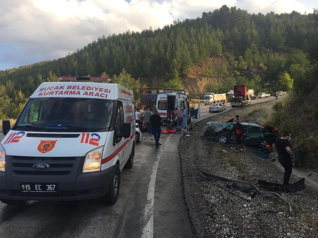 Hatalı sollama kaza getirdi, 2'si ağır 3 kişi yaralandı