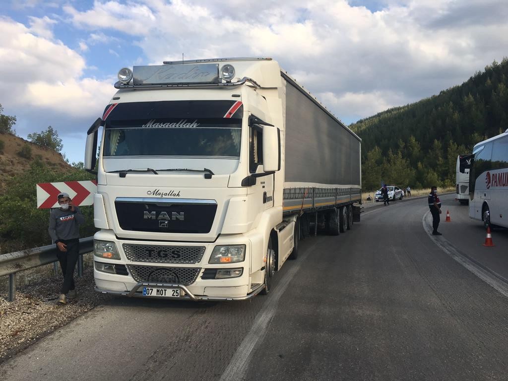 Hatalı sollama kaza getirdi, 2'si ağır 3 kişi yaralandı