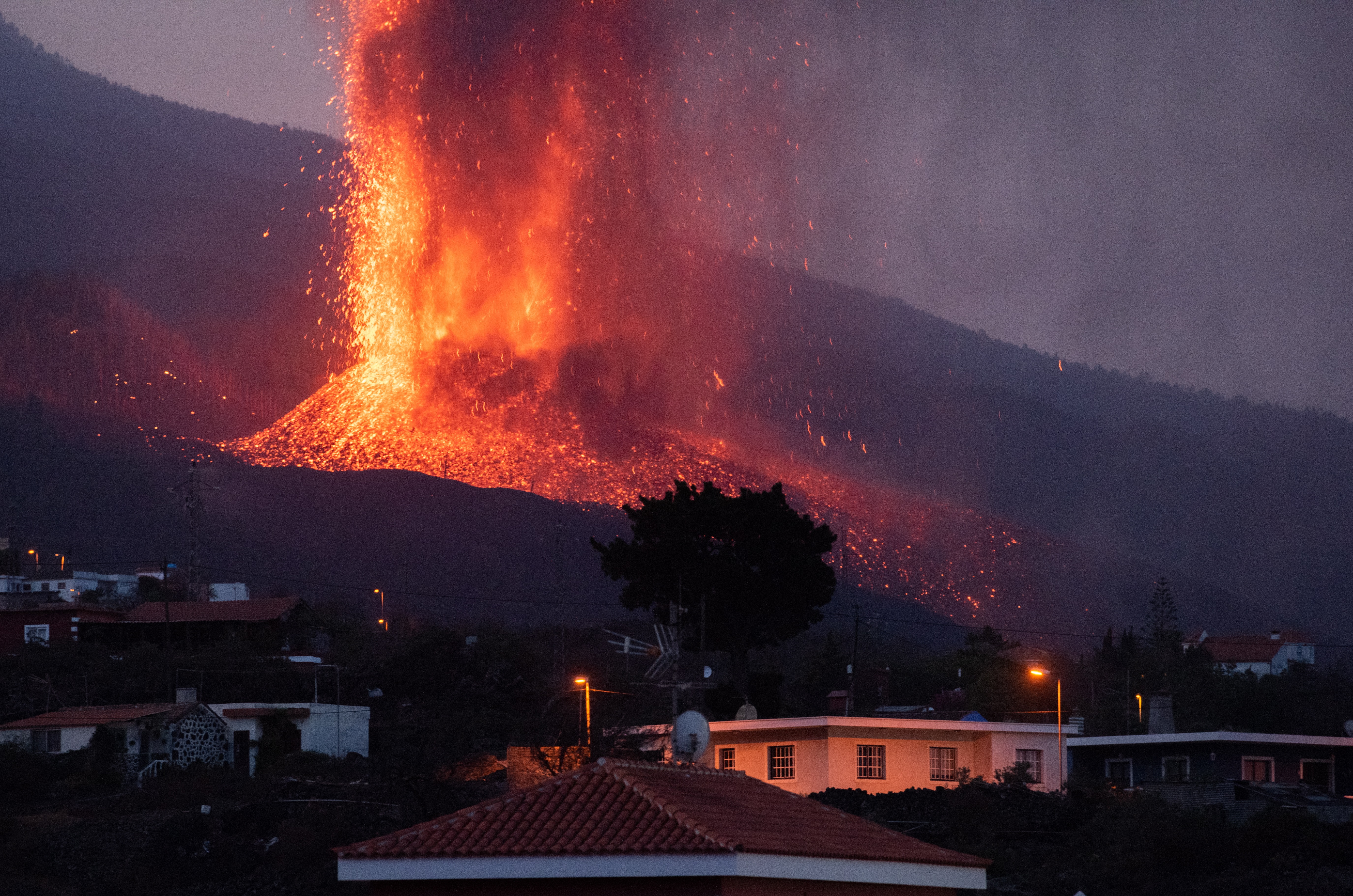 Извержение вулкана уничтожило город. Остров Пальма Испания вулкан. Ла Пальма Испания вулкан. Извержение вулкана Кумбре-Вьеха 2021. Вулкан ла Кумбре.