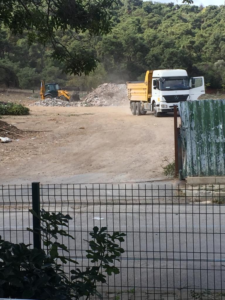 Büyükada'da inşaat atıklarını ormanlık alana döktüler