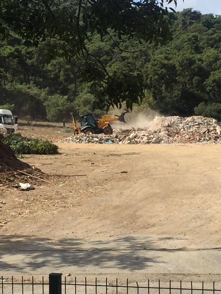 Büyükada'da inşaat atıklarını ormanlık alana döktüler
