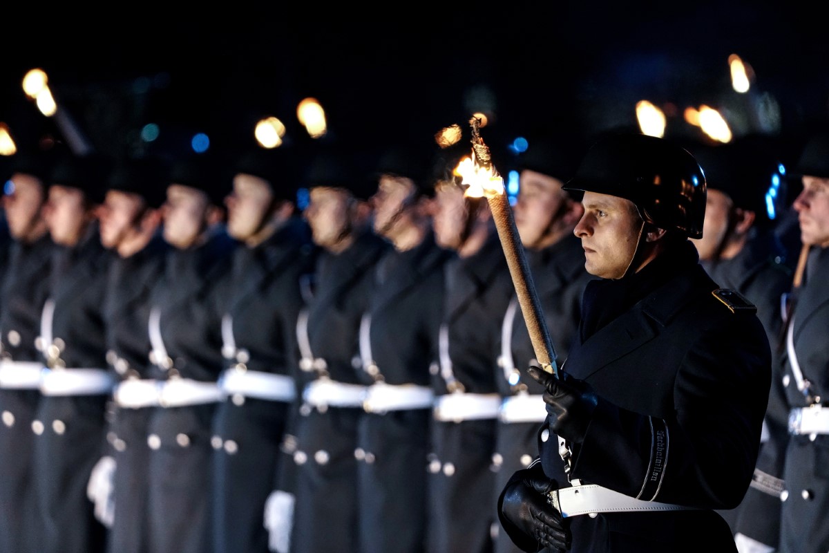 Başbakanlığı devredecek olan Merkel'e Alman ordusundan veda töreni
