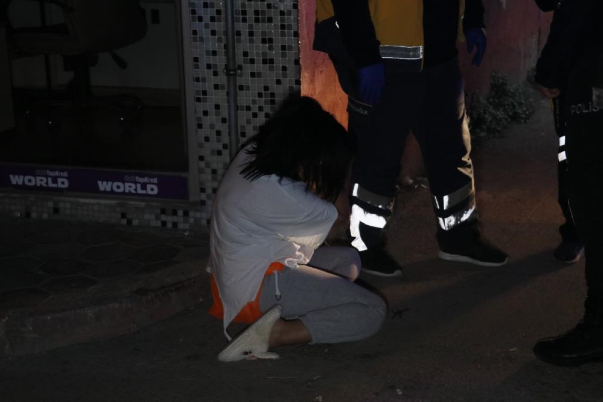 Adana'da sevgililer evde birbirini bıçakladı