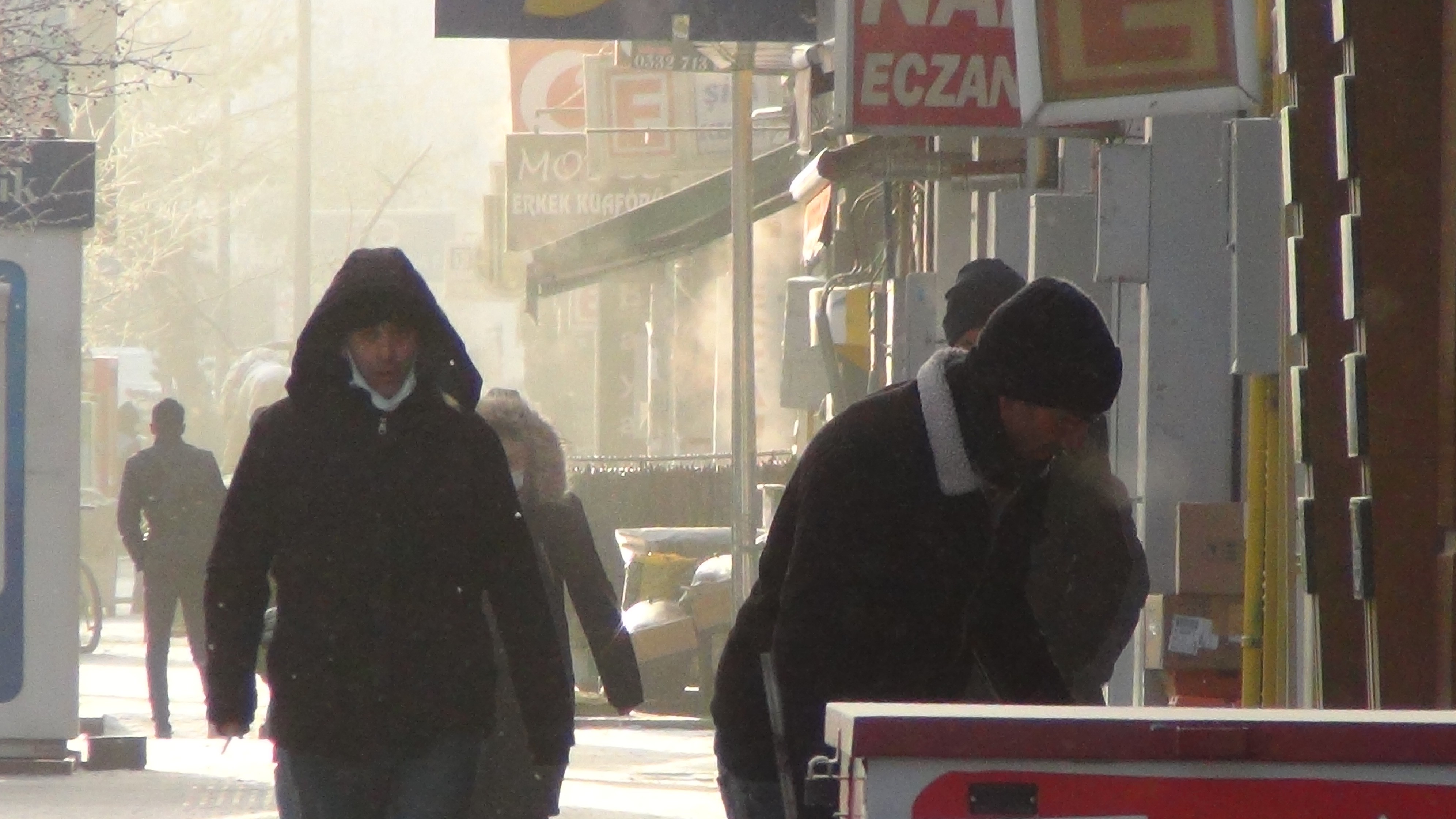 Kars'ta soğuktan vatandaşın kirpikleri buz tuttu
