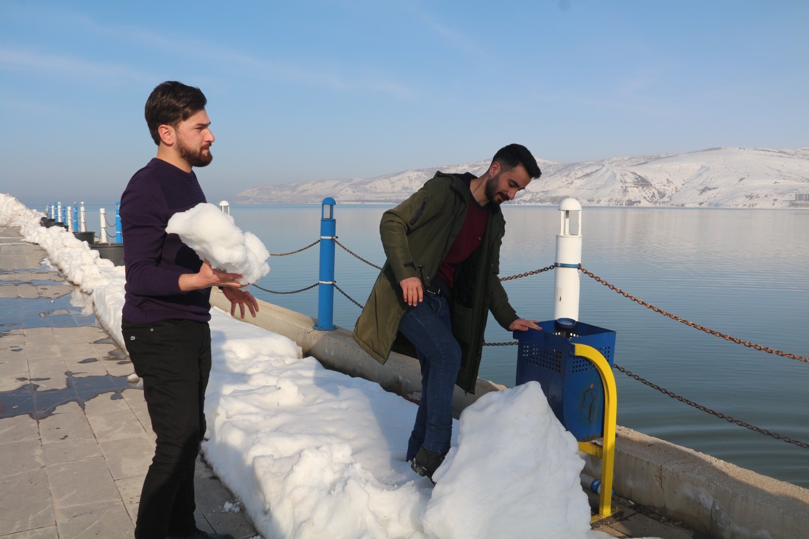 Kuraklığa dikkat çekmek amacıyla Van Gölü’ne kar kütleleri attılar