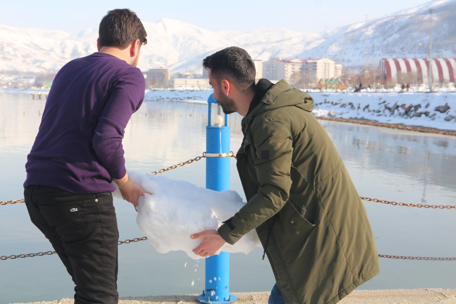 Kuraklığa dikkat çekmek amacıyla Van Gölü’ne kar kütleleri attılar