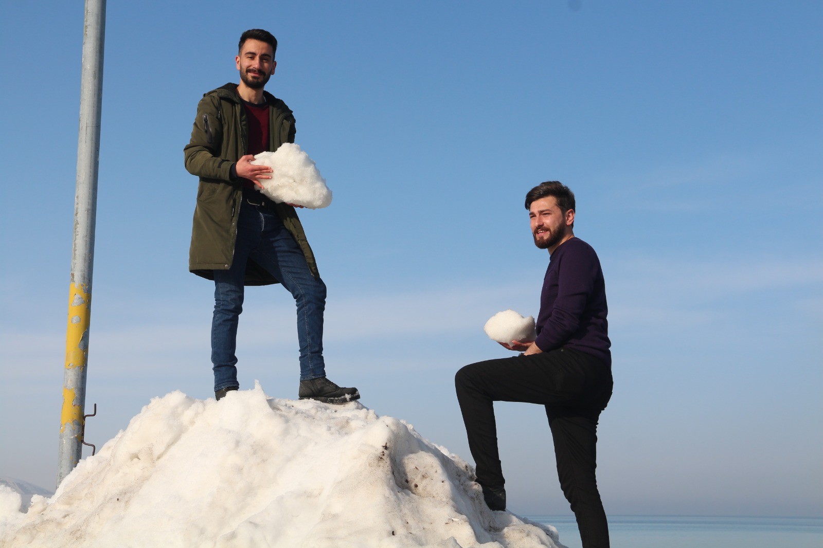 Kuraklığa dikkat çekmek amacıyla Van Gölü’ne kar kütleleri attılar