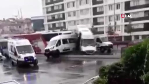 Havalimanına yolcu taşıyan otobüs kaza yapan minibüslere çarptı, o anlar kameraya yansıdı