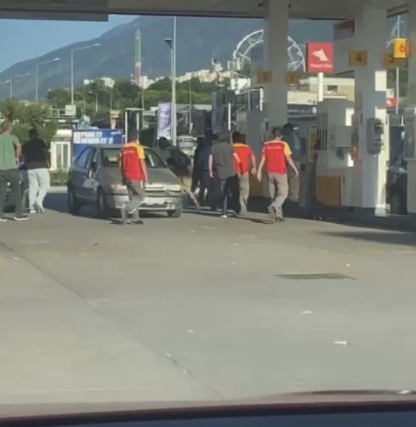 Trafikte kanlı yol verme kavgası kamerada...