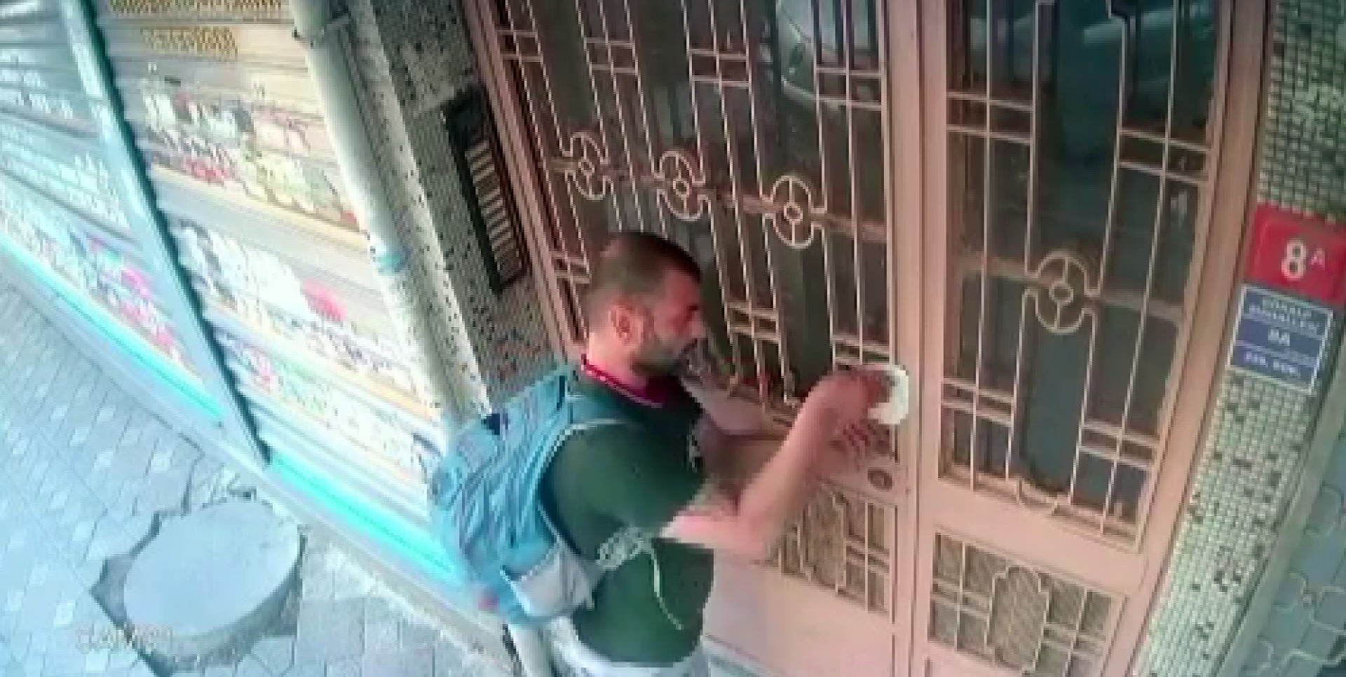 Zeytinburnu'nda soyduğu evden çıkarken ayakkabıları bile çaldı