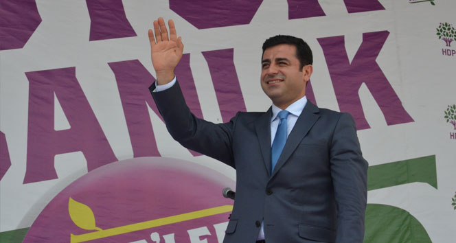 7 Haziran seçimleri öncesi Malatya’da partililere seslenen HDP Eş Genel Başkanı Selahattin Demirtaş, AK Parti’yi dışarıdan destekleyecekleri iddiasını yalanlayarak, “HDP'nin görevi AKP'nin burnunu sürtmektir. AKP'yi dışarıdan, içeriden desteklemek gibi bir düşüncemiz yok” dedi.